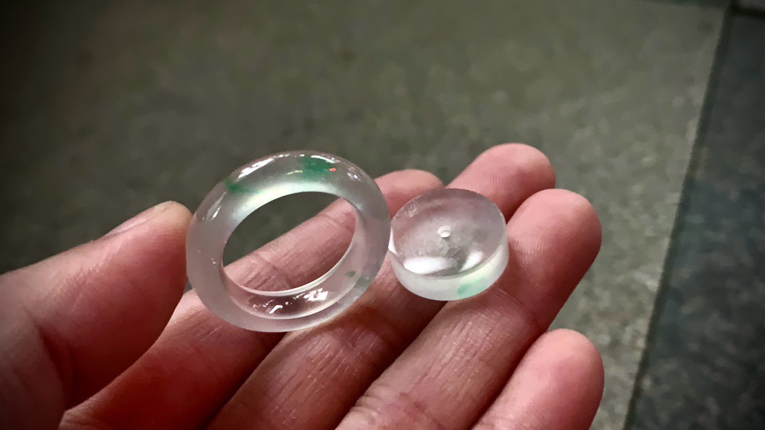️ 玻璃种戒圈一套，胶感爆棚，起强荧光。通透度极高，肉眼可见的纯净，质感通透如冰。
尺寸16.2×5/6×4.6，圈口16