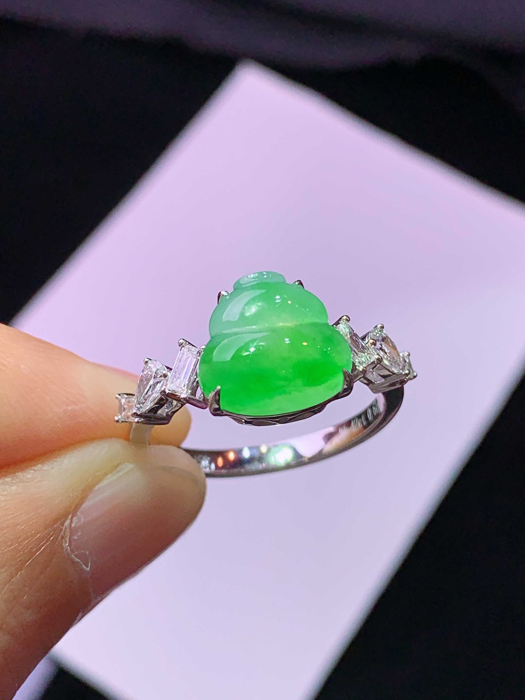 18k金钻镶嵌翠绿葫芦戒指 玉质细腻 色泽艳丽清新 水润亮眼 圈口14 裸石尺寸9.5*10*4m5