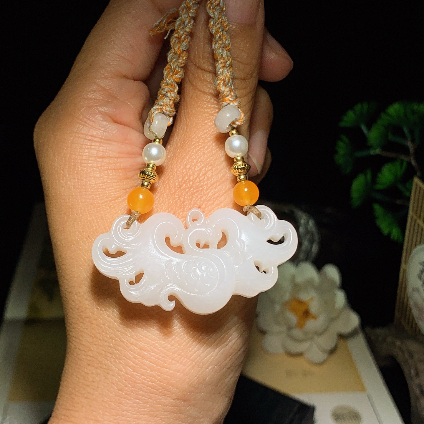 和田玉白玉仿古风挂件。尺寸24/48/11重22.5克 玉质细腻油润 底色纯净 脂粉好，品质好。lt