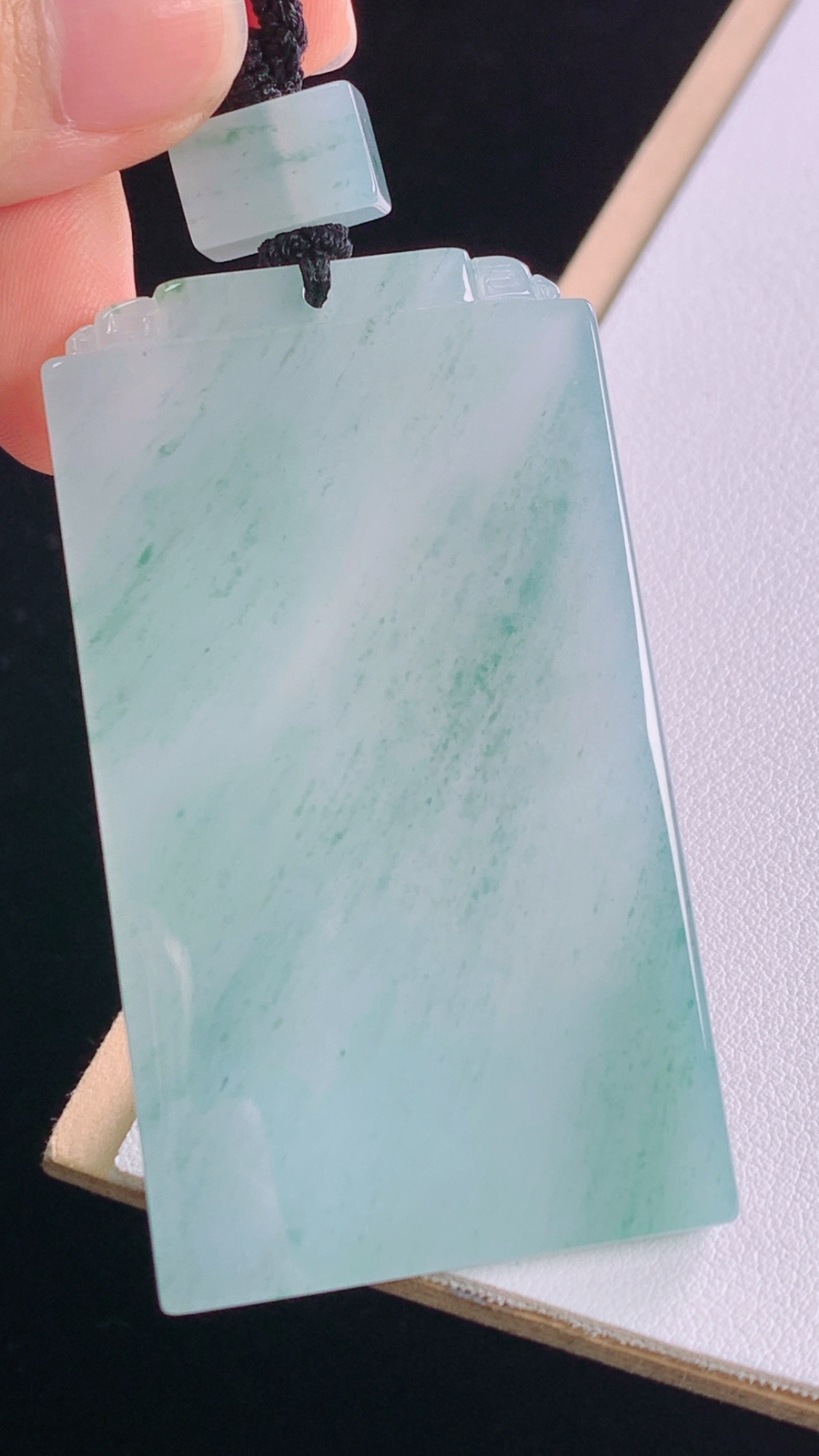 冰飘花仿古牌
花色灵动，水润细腻
尺寸:74.0-63.2-36.1-5.8mm