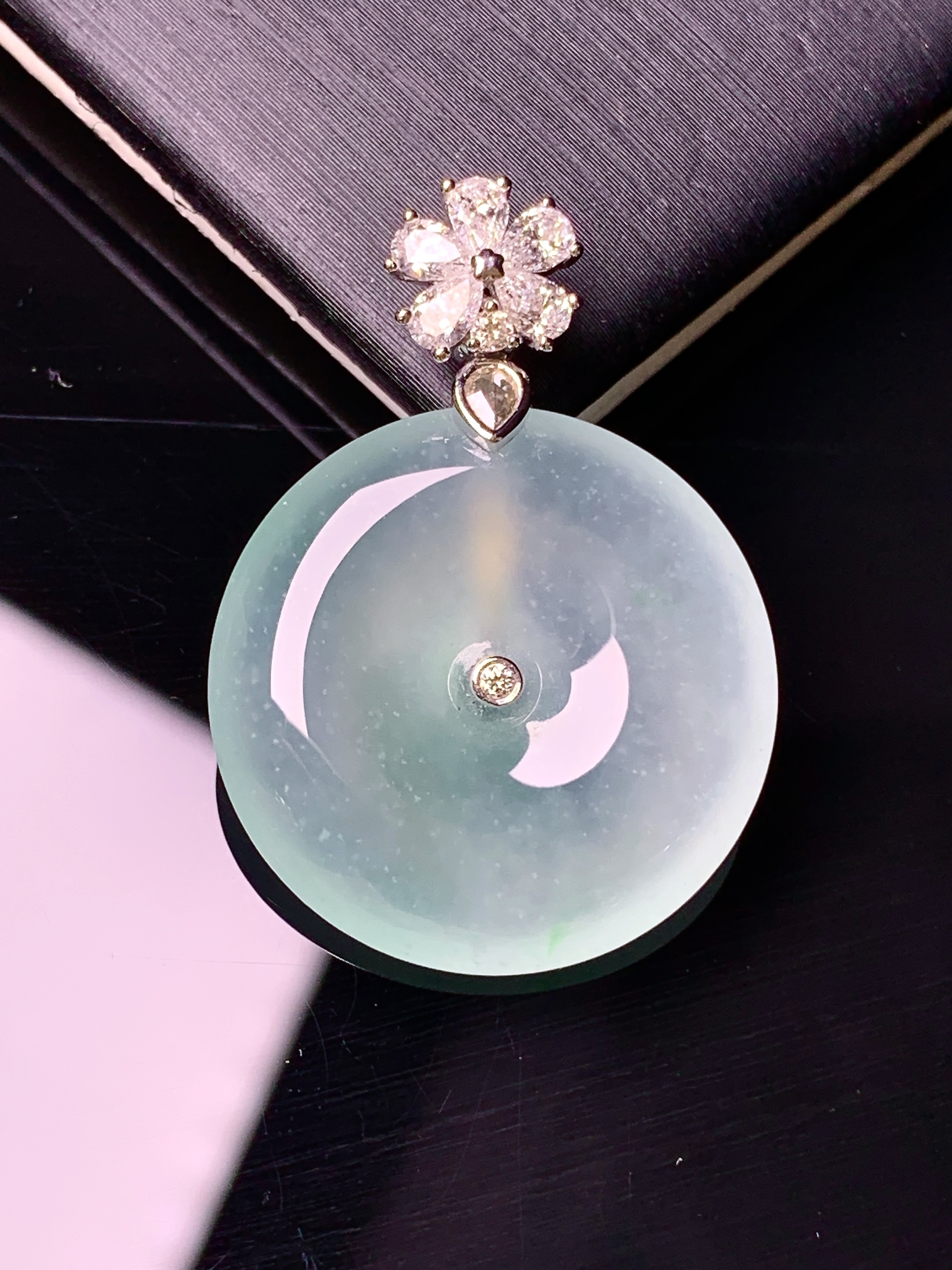 18k金钻镶嵌冰种平安扣吊坠 玉质细腻 色泽艳丽清新 水润亮眼 整体尺寸31*22*4.6m5