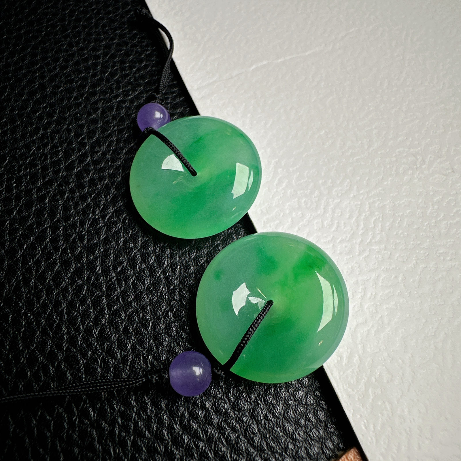 【冰种阳绿平安扣一对】质地非常细腻干净，冰润十足，种老冰透，收藏品质