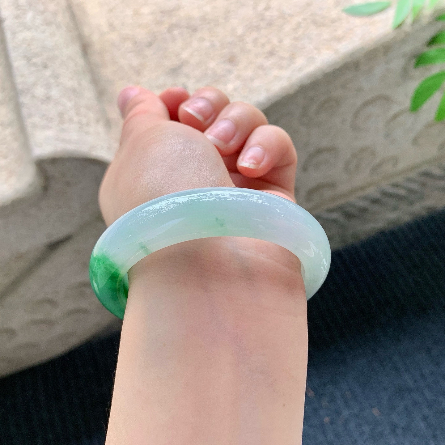 正圈51 52
【圈口】52.4/13.2/8.6
【描述】细糯飘辣绿，水润，种老，细腻，无纹裂！