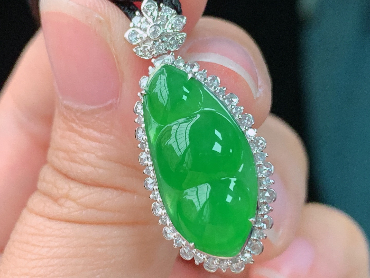 辣绿四季豆吊坠，18K重金镶嵌
种色兼备，水润细腻，
尺寸:29.7-13.4-9.2/裸石20.3-9.8-4.2mm 1