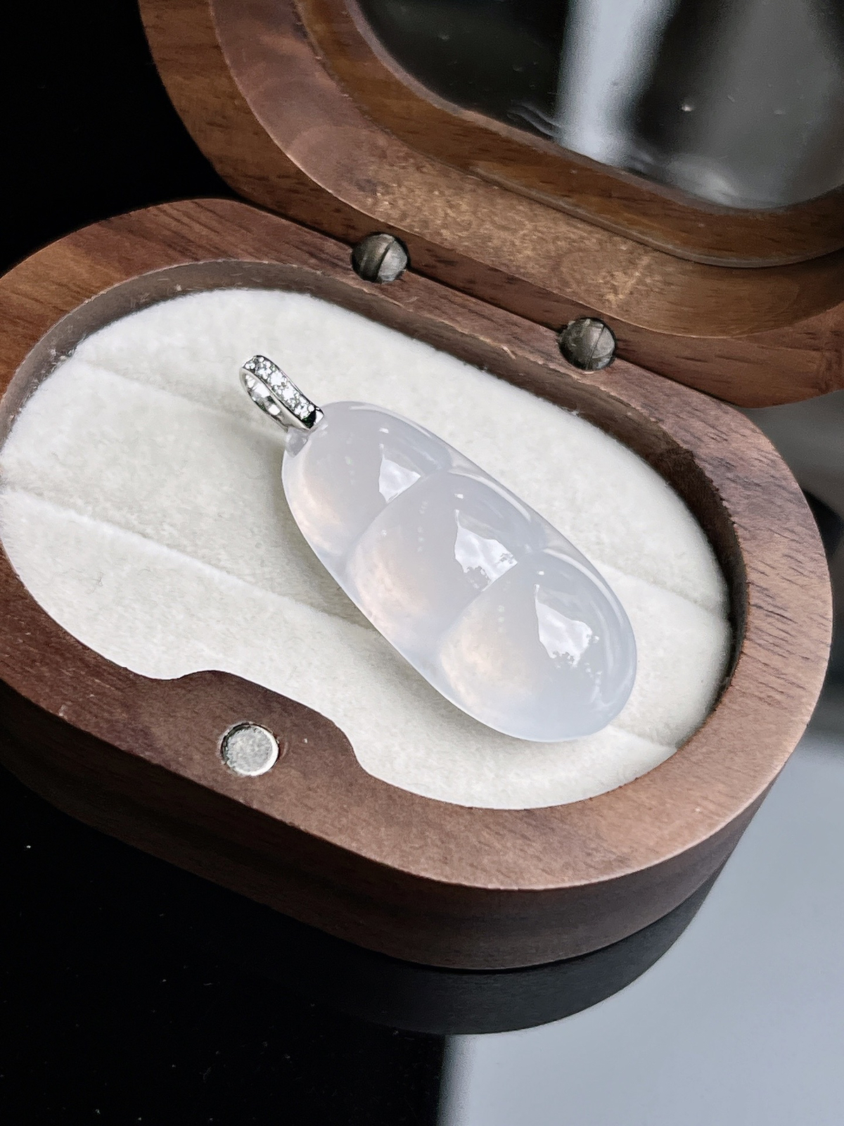 冰种福豆吊坠
裸石尺寸32.7-15.2-9.8mm