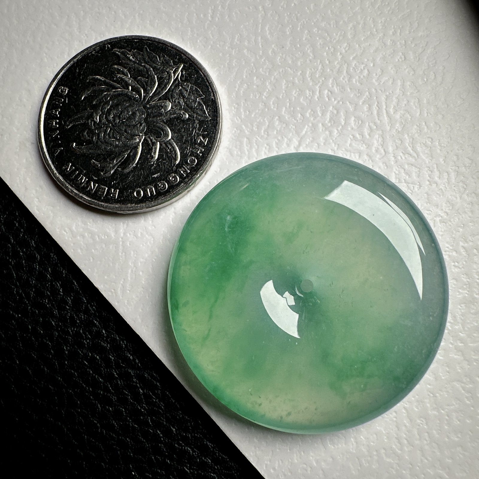 【冰种飘绿平安扣】质地细腻，品质很好，冰感十足，胶感明显，收藏品质