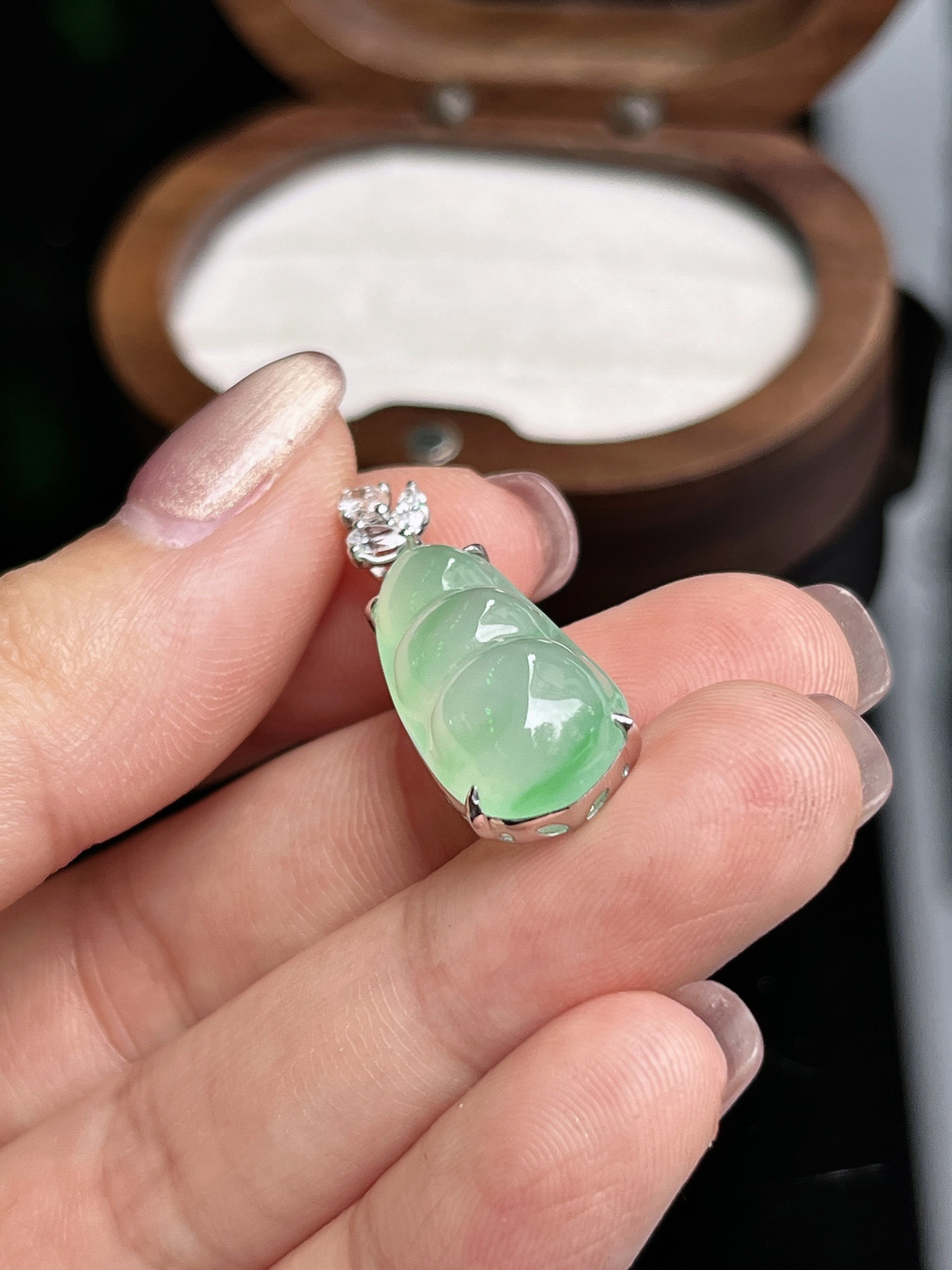 冰晴飘绿福豆吊坠
裸石尺寸21.3-10.4-5.8mm