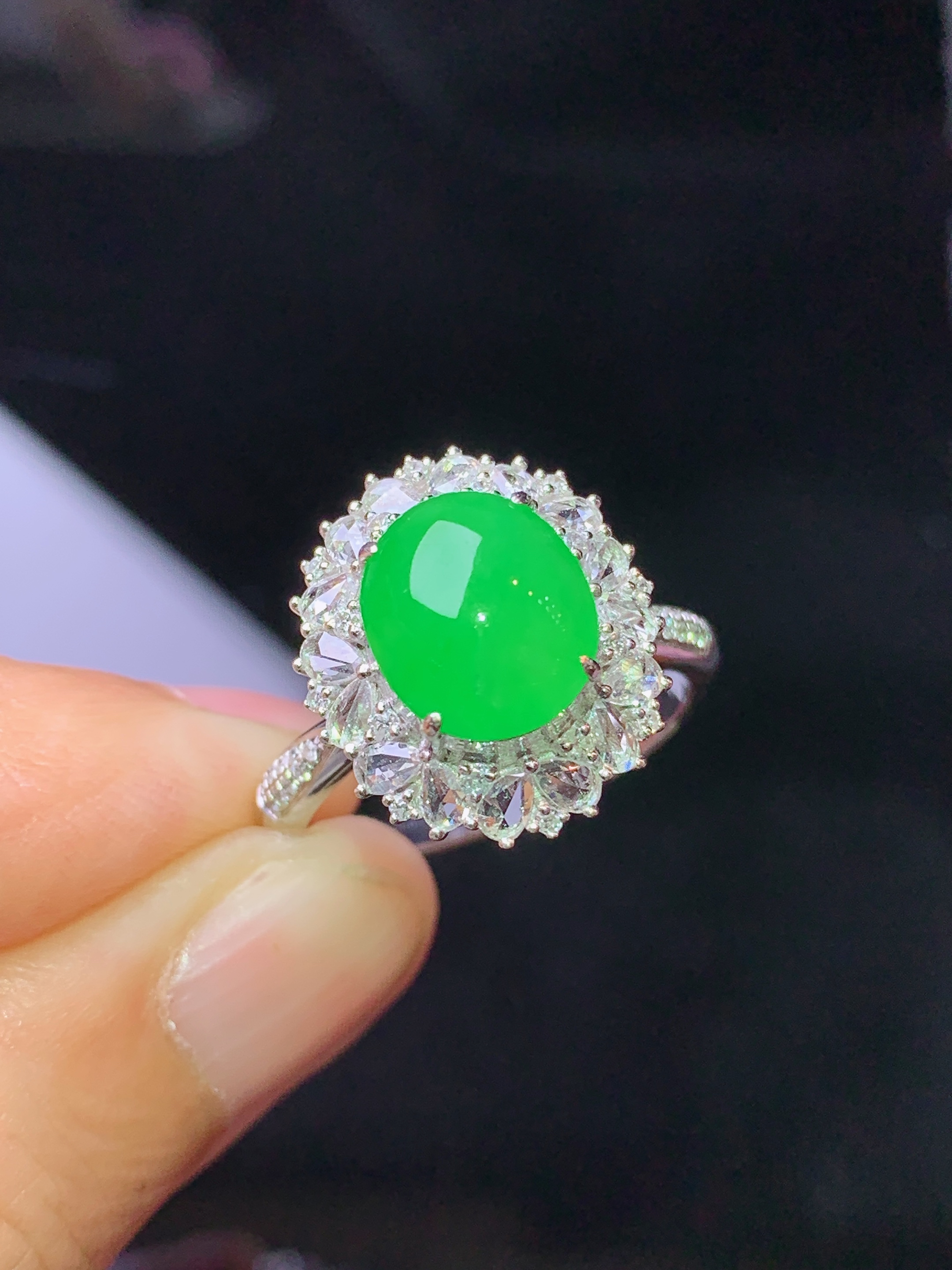 18k金钻镶嵌翠绿蛋面膜戒指 玉质细腻 色泽艳丽清新 水润亮眼 圈口13 整体尺寸16.3*13.5