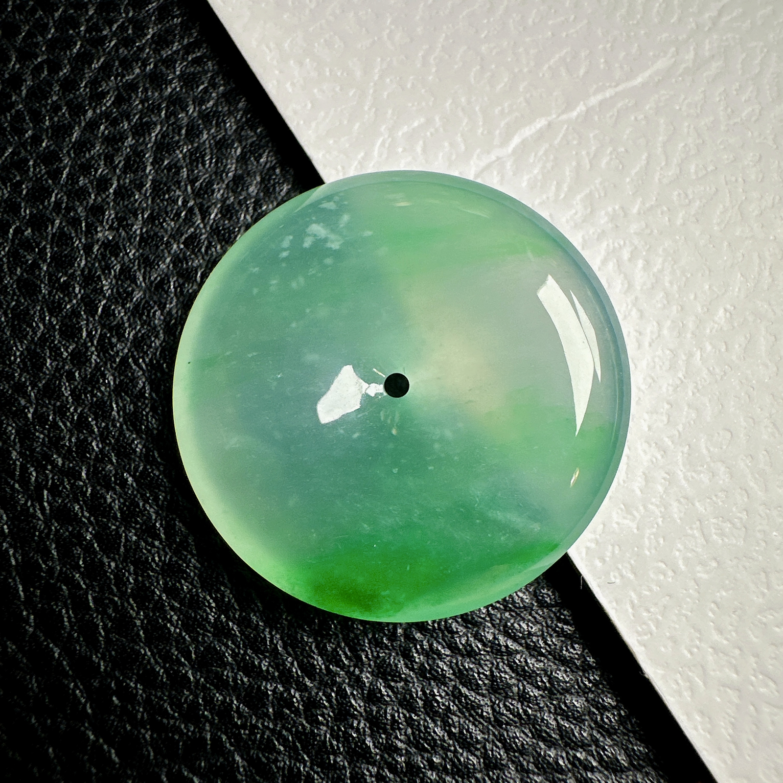 【冰种飘阳绿平安扣】质地细腻，品质很好，冰感十足，胶感明显，收藏品质。