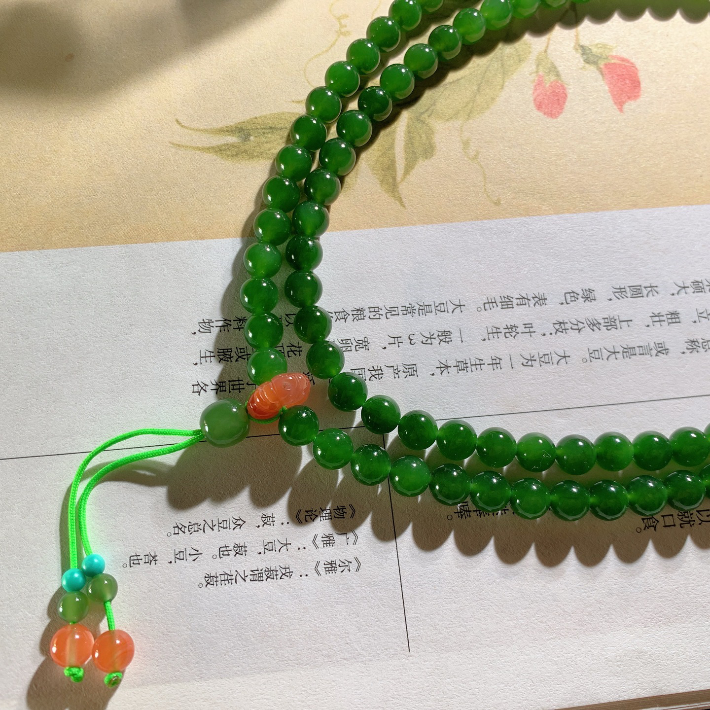 和田玉阳绿俄罗斯碧玉108佛珠项链。单颗尺寸6！玉质细腻油润 底色纯净 脂粉好，品质好。lt260402