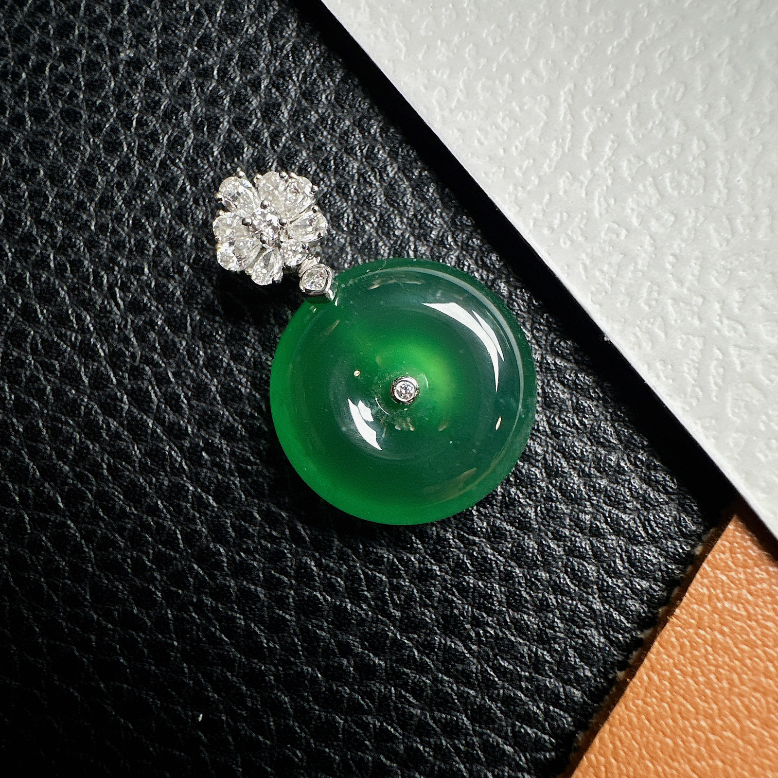 【冰种晴绿平安扣】质地细腻，品质很好，冰感十足，胶感明显，收藏品质，18k金钻镶嵌，裸石尺寸15.8*4.8毫米