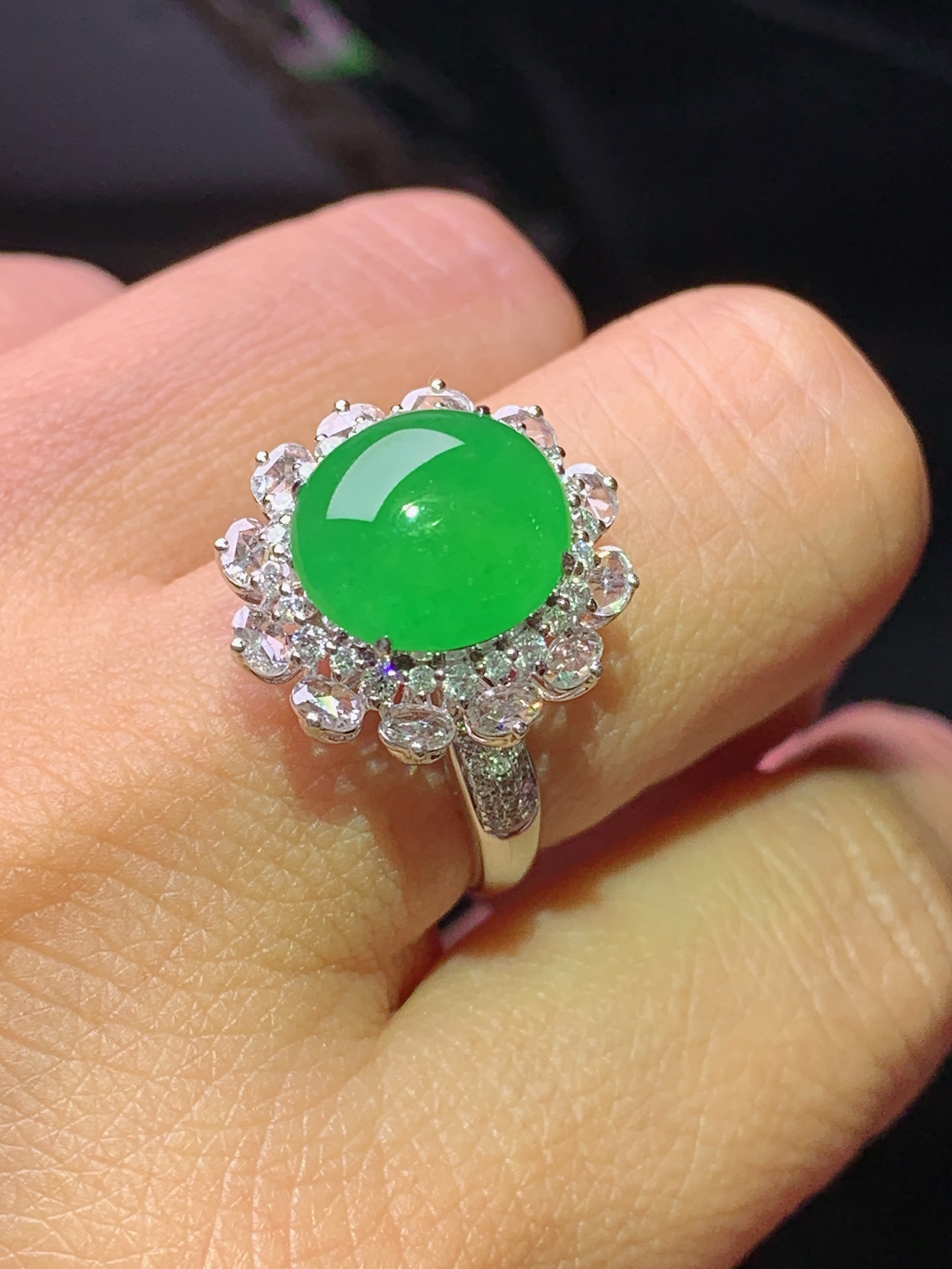 18k金钻镶嵌翠绿蛋面戒指 玉质细腻 色泽艳丽清新 水润亮眼 圈口14 整体尺寸17.2*16*11.8k1