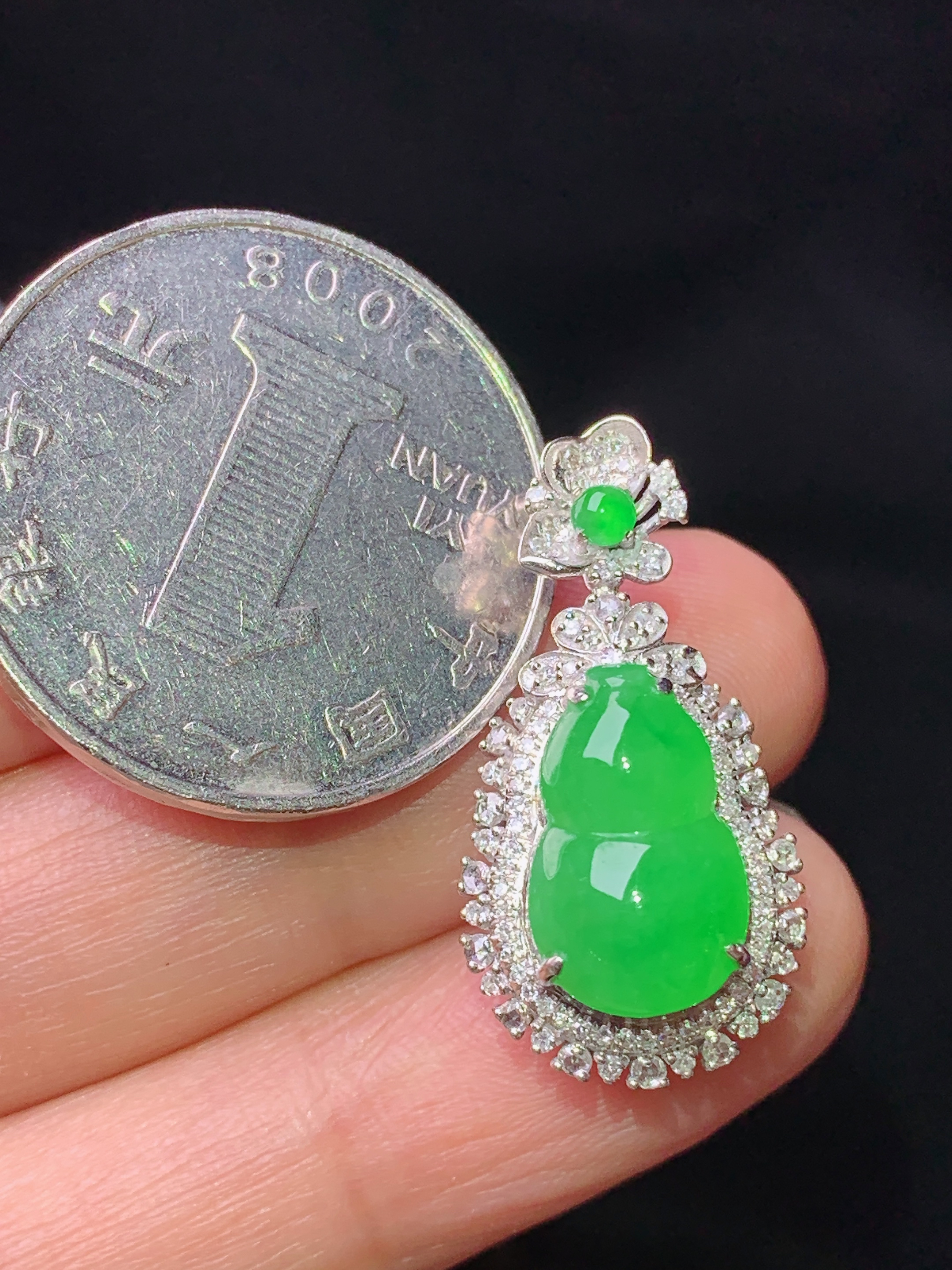 18k金钻镶嵌翠绿葫芦吊坠 玉质细腻 色泽艳丽清新 水润亮眼 整体尺寸26.2*13.5*10.5k1