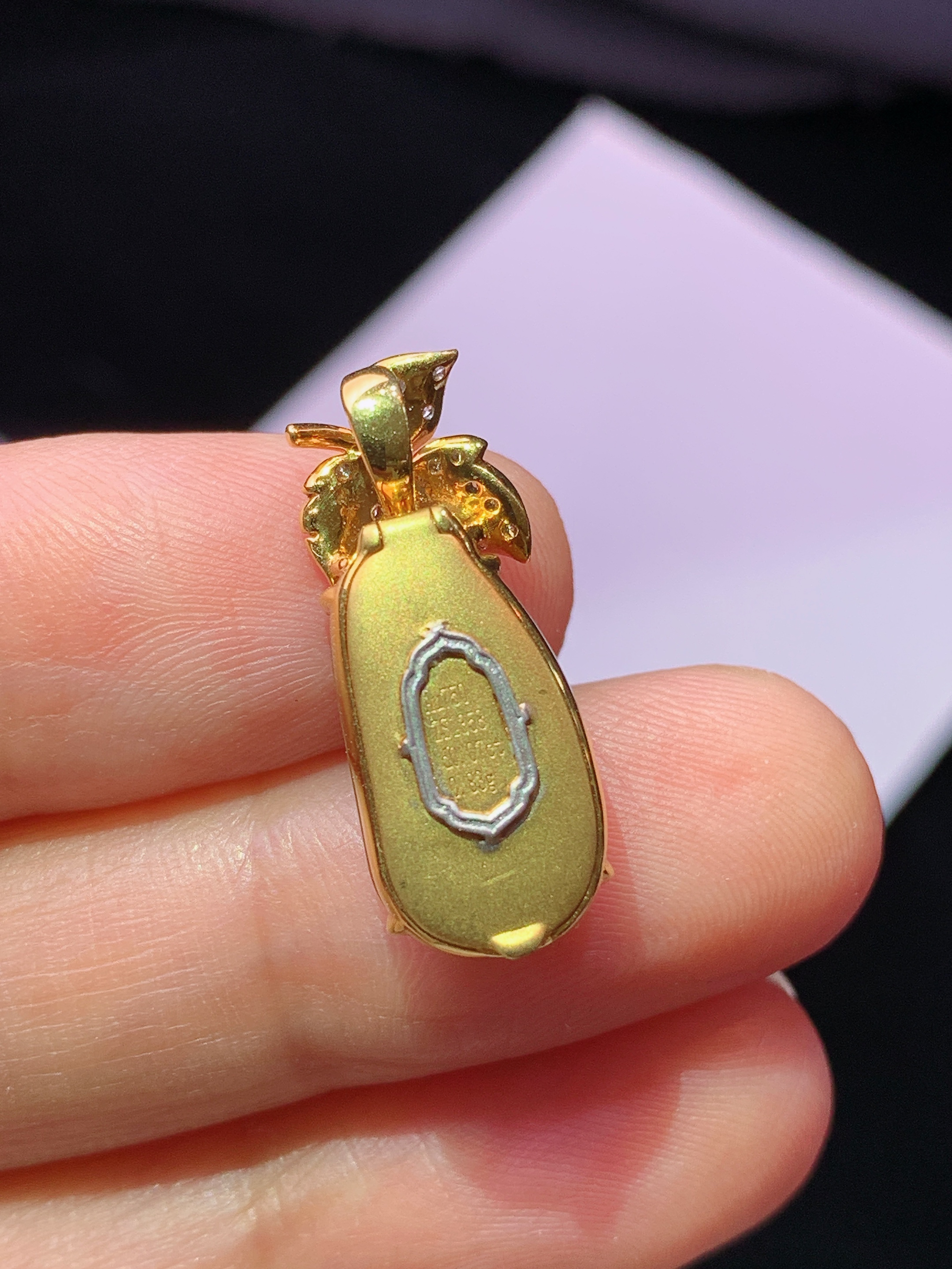 18k金钻镶嵌黄翡四季豆吊坠 玉质细腻 色泽艳丽清新 水润亮眼 整体尺寸22.6*8.8*6m5