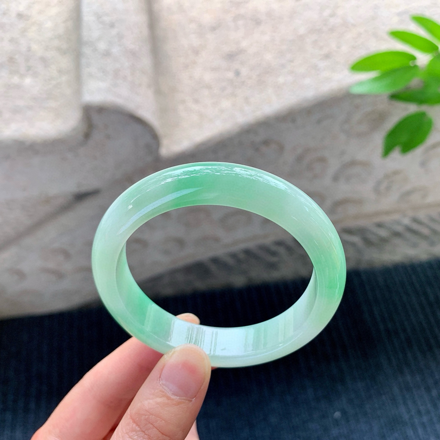 正圈54 55
【圈口】55.4/13.2/8
【描述】飘绿，水润，种老，细腻，无纹裂！