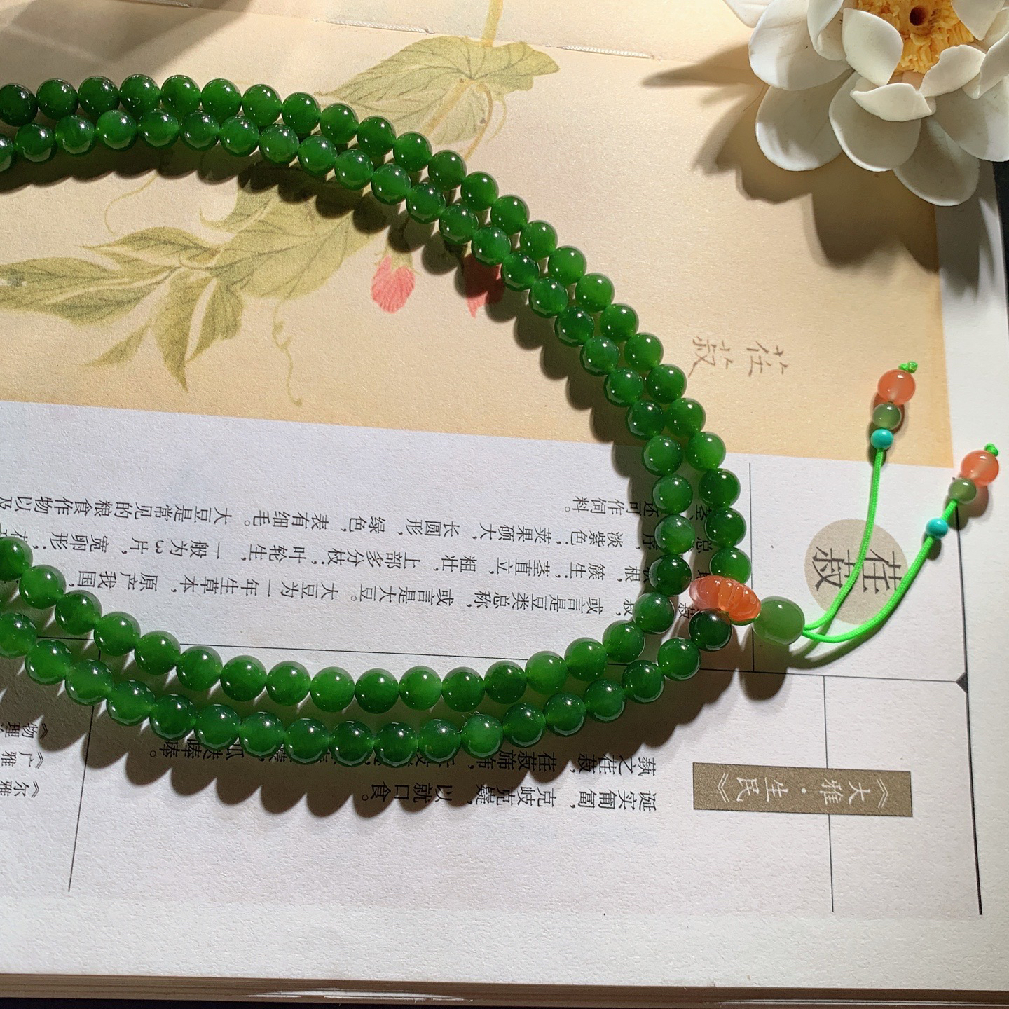 和田玉阳绿俄罗斯碧玉108佛珠项链。单颗尺寸6！玉质细腻油润 底色纯净 脂粉好，品质好。lt260402