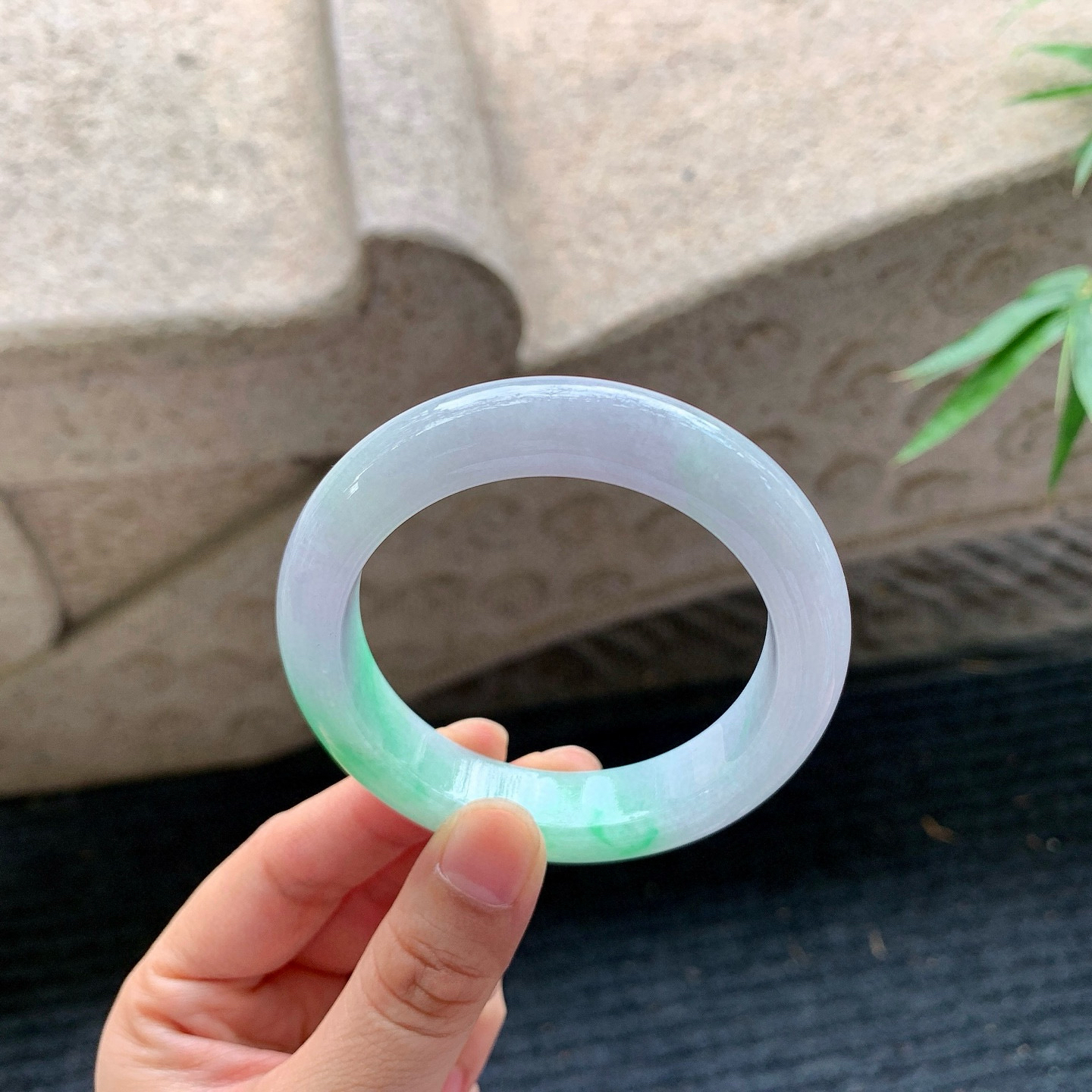 正圈51 52
【圈口】52.7/12.7/9.2
【描述】春彩，水润，种老，细腻，无纹裂！