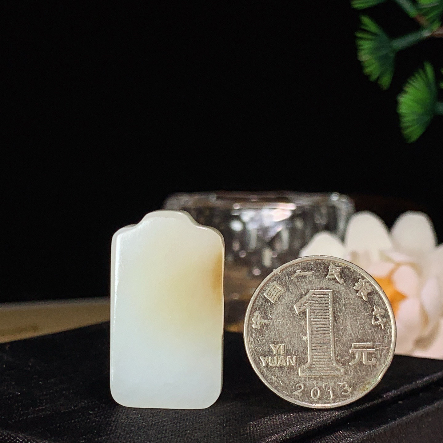 新疆和田玉且末糖平安无事牌挂件。尺寸32/18/8重13.2克 玉质细腻油润 底色纯净 脂粉好，品质好。lt260402