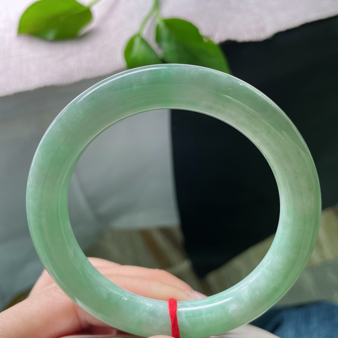 59/10.7，豆绿圆条，水润，鲜亮夺目，像夏天最炽热的阳光。皮纹，ss49540a