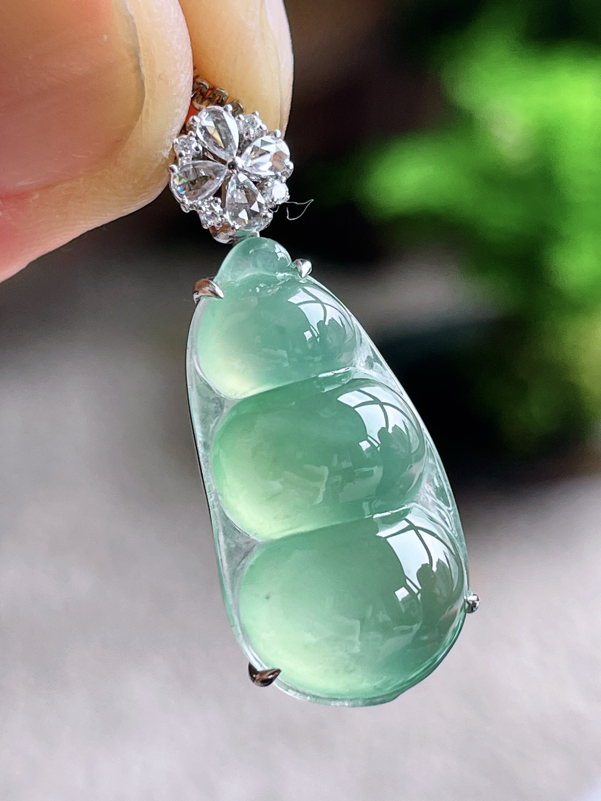 【镶嵌】冰晴绿豆子福豆吊坠  
【说明】缅料 18k金镶嵌 性价比高  
【整体】 29.4-12