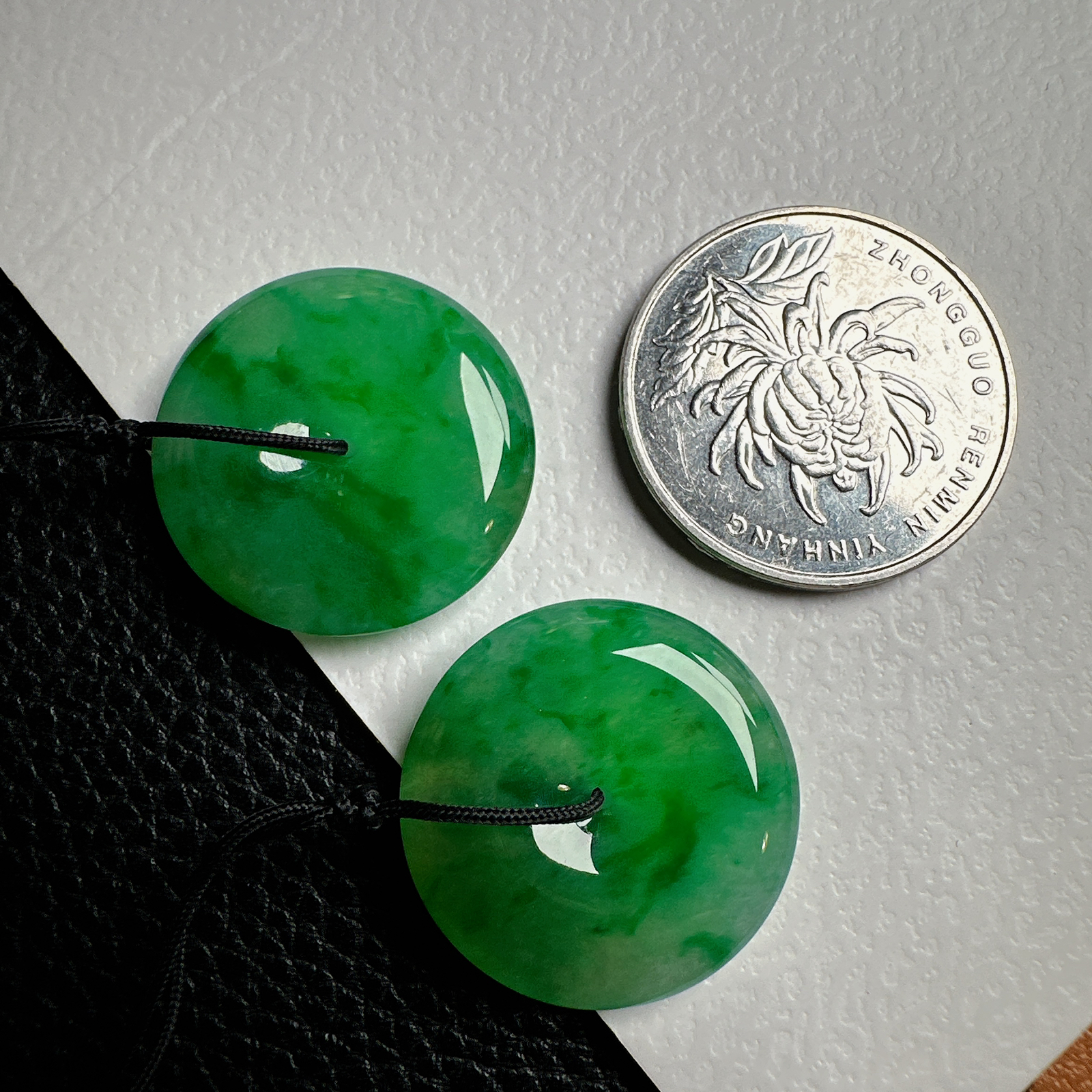 【冰种黄加绿平安扣一对】质地细腻，难得的冰润度，难得的好颜色，韵味十足，古色古香。