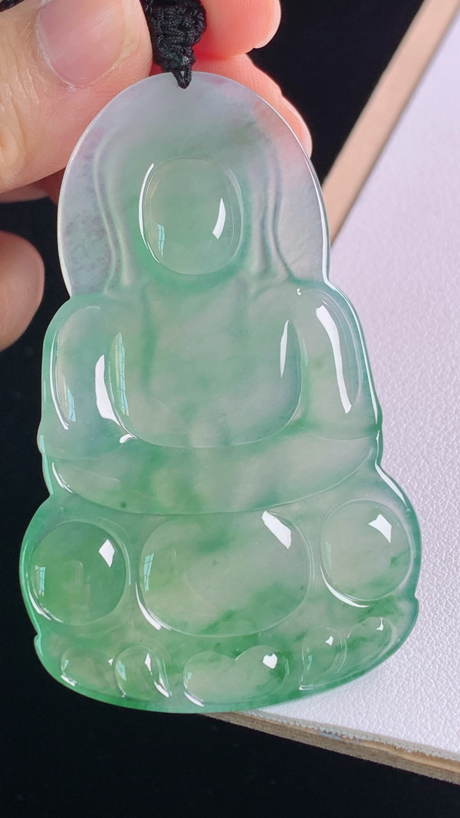 冰晴观音
种色俱佳，水润细腻
尺寸:67.1-42.4-5.8mm