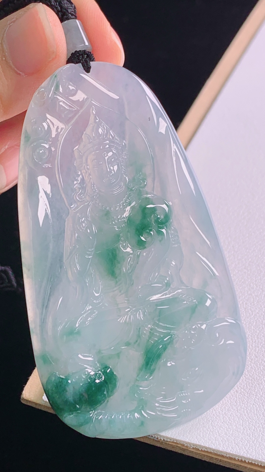 冰飘花普贤菩萨
花色灵动，冰清玉洁
尺寸:82.9-73.9-42.7-5.9mm