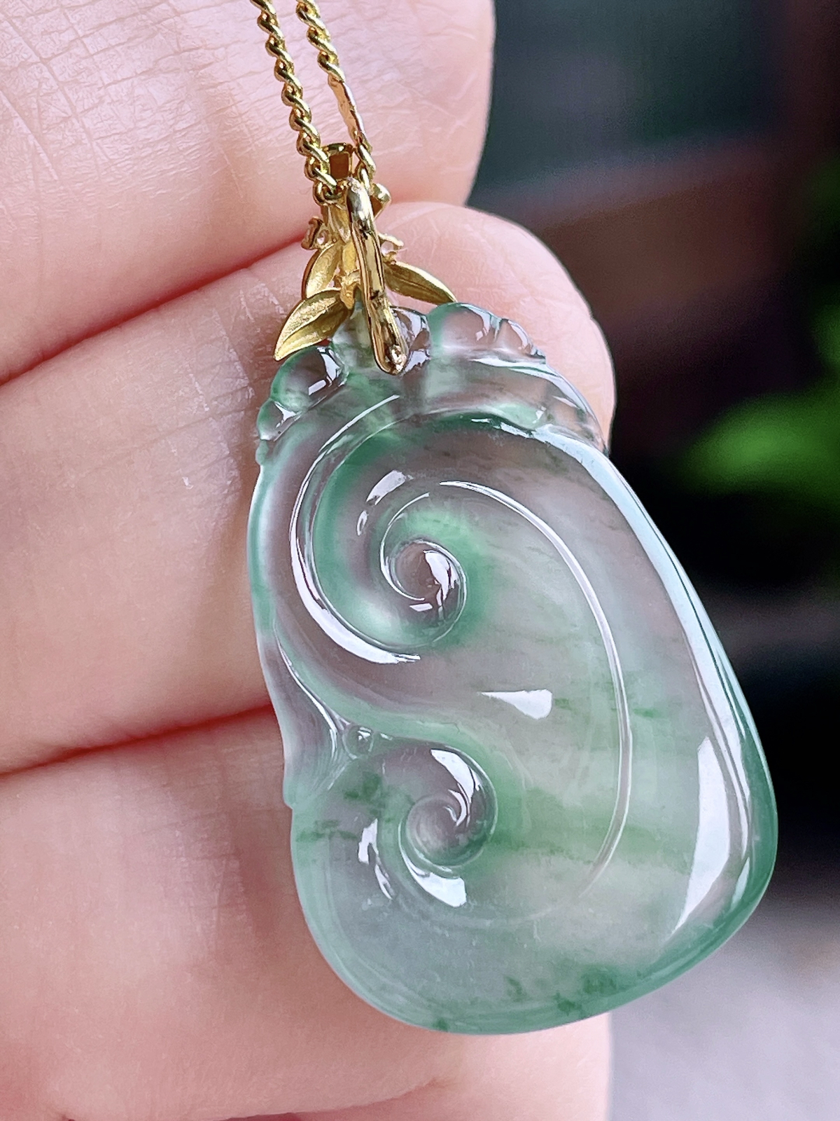 【镶嵌】冰飘花如意吊坠  
【说明】缅料 18k金镶嵌 性价比高  
【整体】34.5
【裸石】27.6-19-4.8