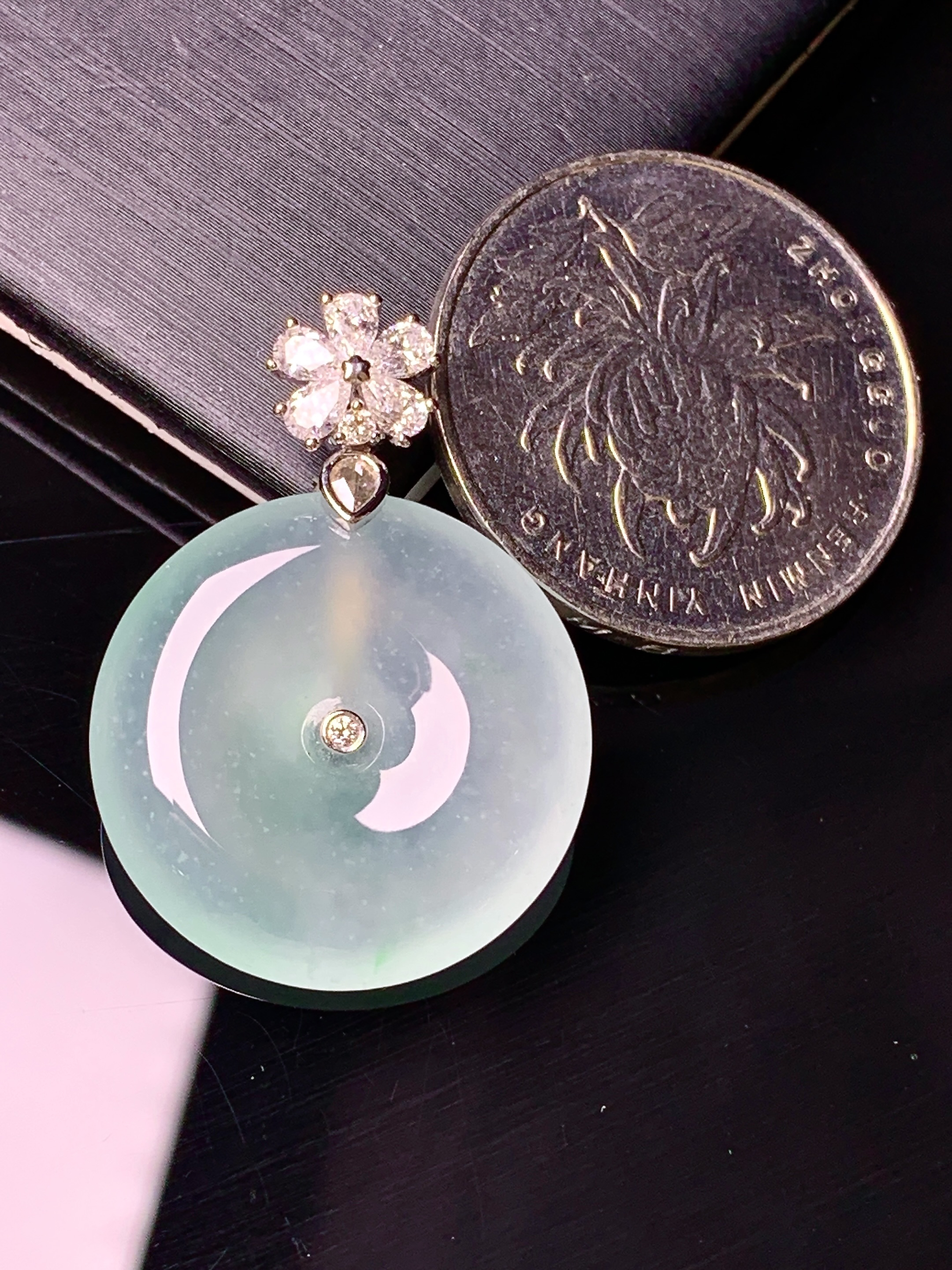 18k金钻镶嵌冰种平安扣吊坠 玉质细腻 色泽艳丽清新 水润亮眼 整体尺寸31*22*4.6m5