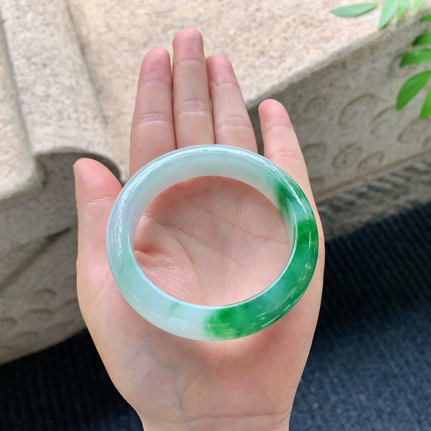 正圈51 52
【圈口】52.4/13.2/8.6
【描述】细糯飘辣绿，水润，种老，细腻，无纹裂！