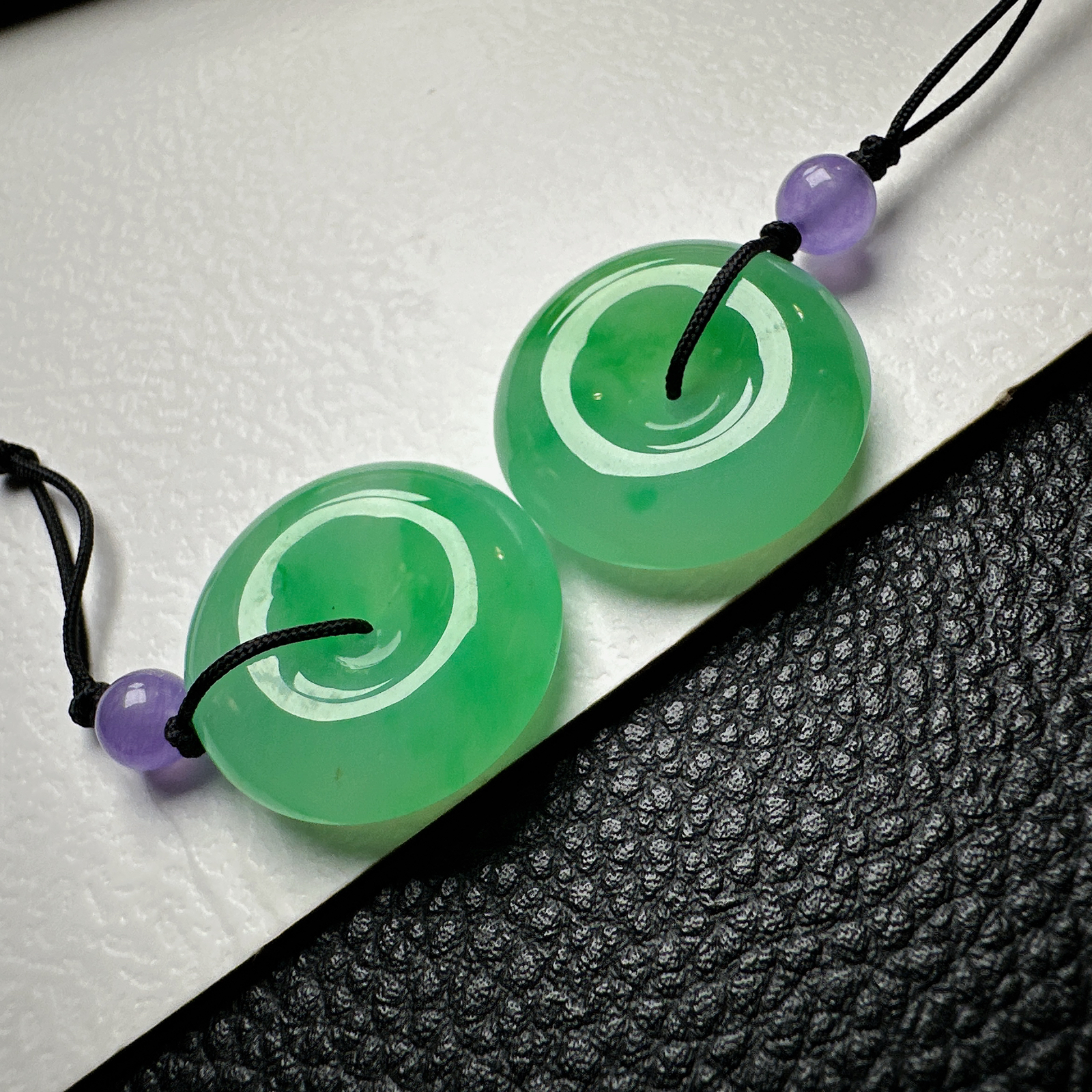 【冰种阳绿平安扣一对】质地非常细腻干净，冰润十足，种老冰透，收藏品质