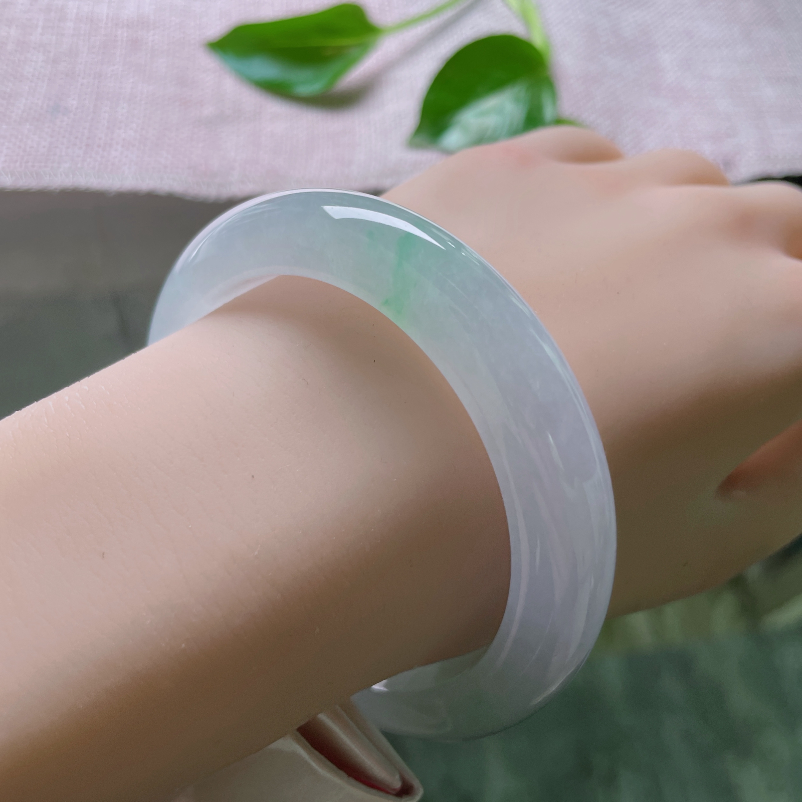 57.5/12.1/9.6，冰春彩正圈，粉紫的色泽在晶莹的固体中凝固、晕染，有一种“被定格的美好”..