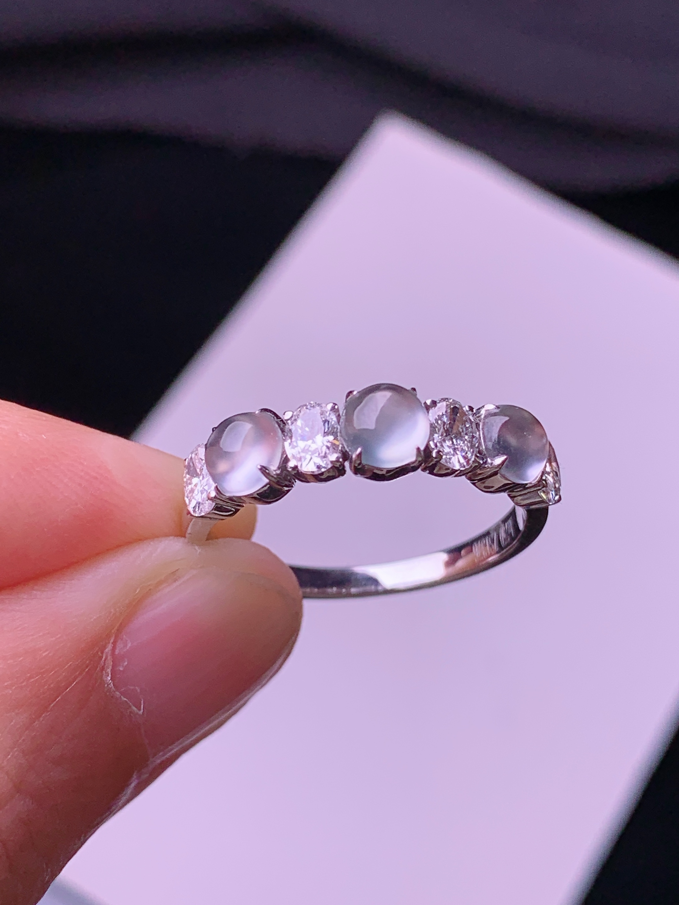 18k金培育钻镶嵌冰种蛋面戒指 玉质细腻 色泽艳丽清新 水润亮眼 圈口14 整体尺寸4.2*2.5