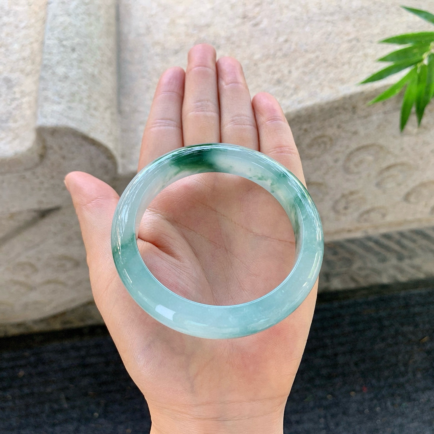 正圈55 56
【圈口】56/12.1/8.6
【描述】冰糯飘花，水润，种老，细腻，无纹裂！