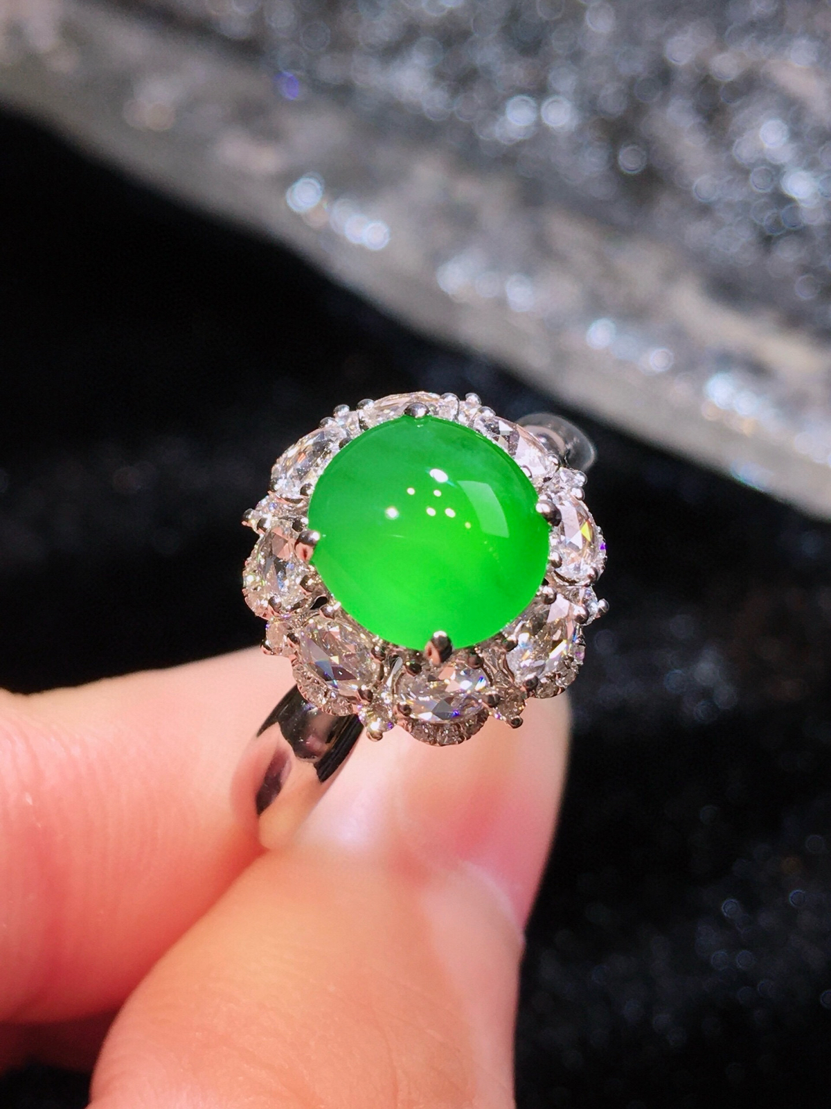 缅甸满绿翡翠蛋面戒指
18K重金豪华镶嵌