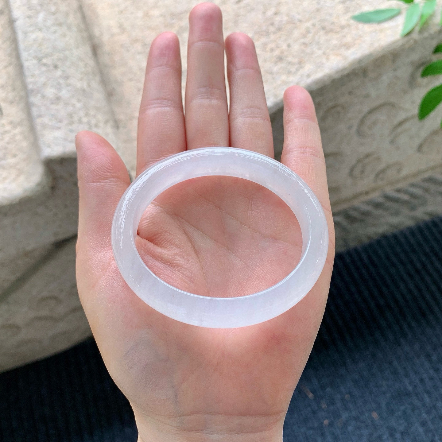 贵妃54 55
【圈口】55/47.7/10.5/7.2
【描述】白冰，水润，种老，细腻，无纹裂！