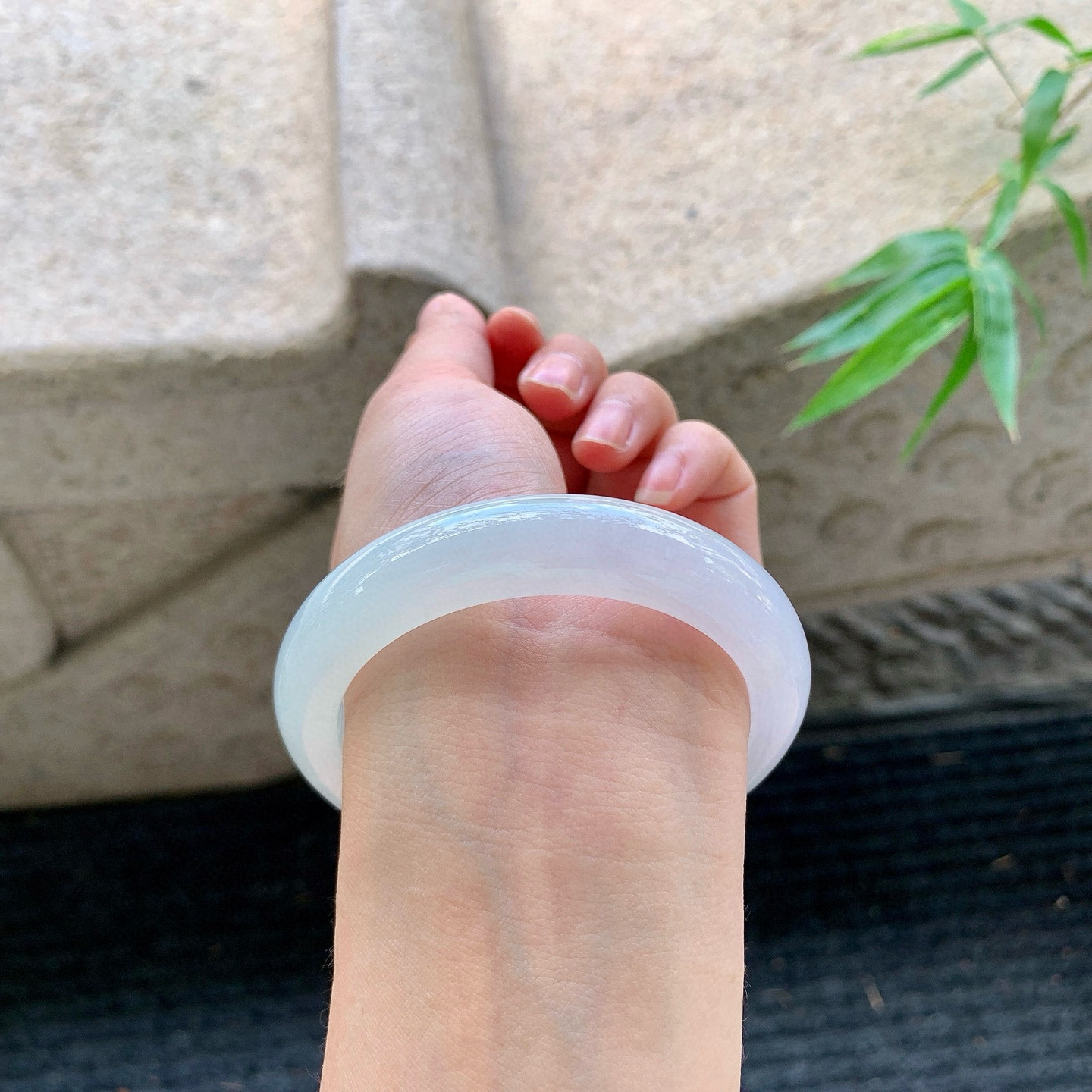 正圈54 55
【圈口】55/12.7/8.8
【描述】冰淡椿彩，水润，种老，细腻，无纹裂！