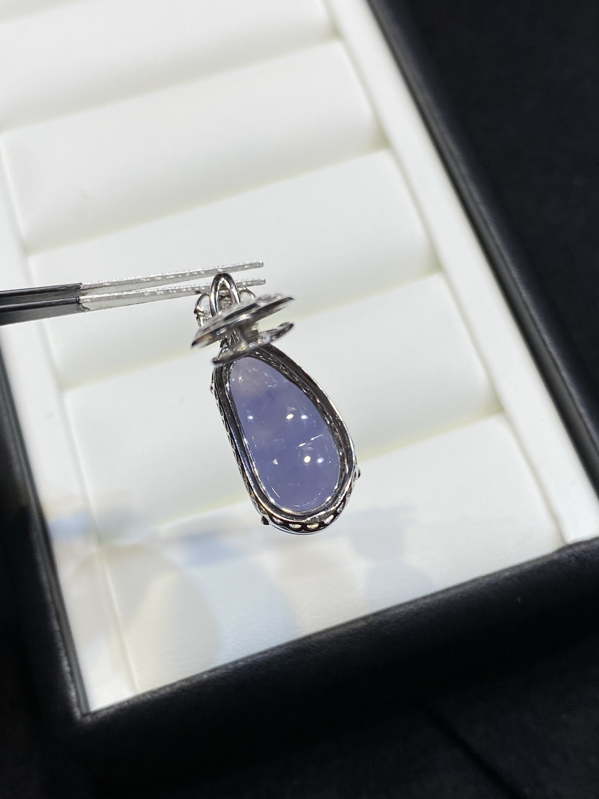 紫罗兰 高冰 简镶 全开窗 福豆 18k

整体尺寸28-11.1-9.6