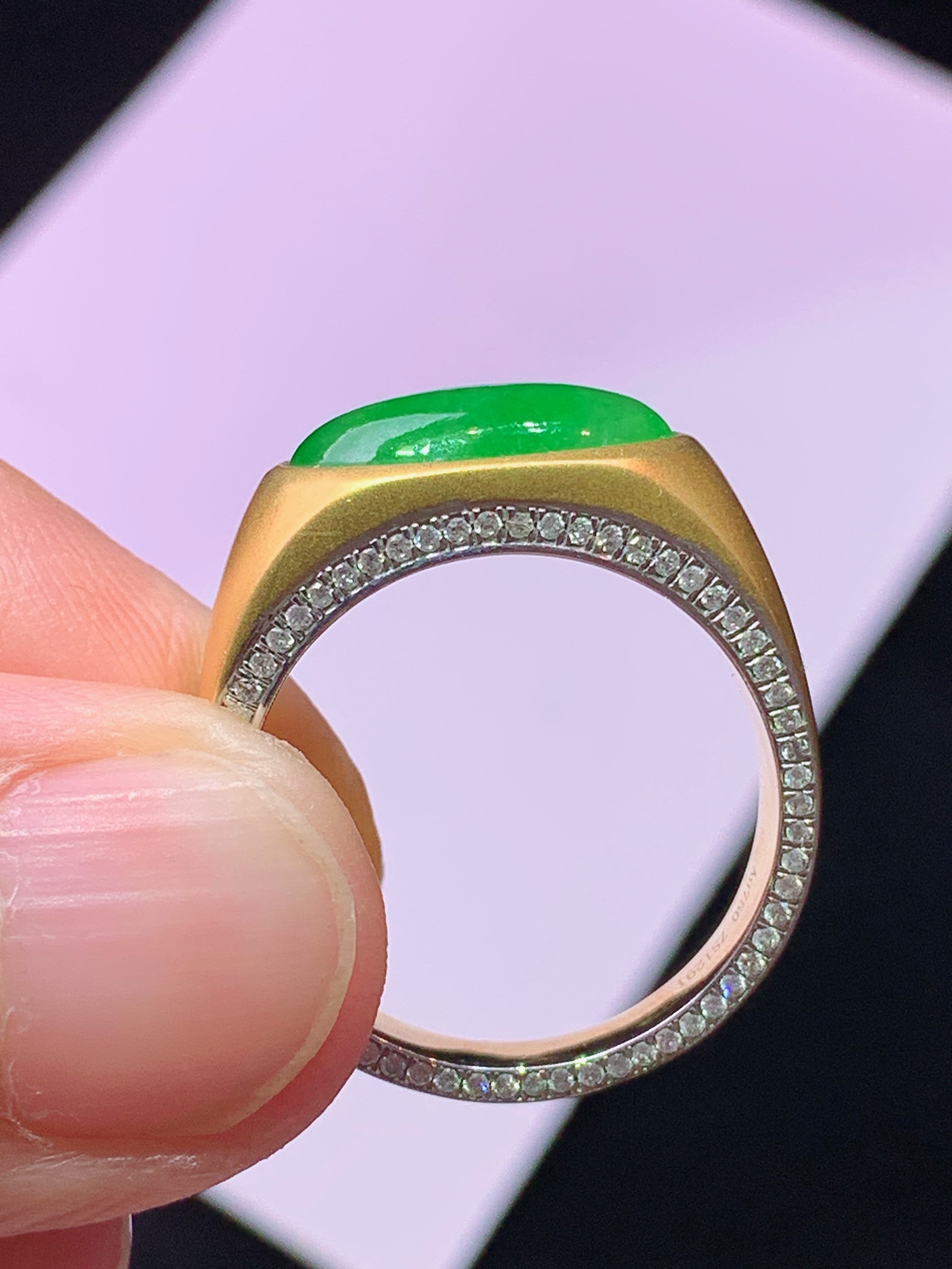 18k金钻镶嵌翠绿蛋面戒指 玉质细腻 色泽艳丽清新 水润亮眼 圈口15 裸石尺寸12.5*7.3*2.8m5