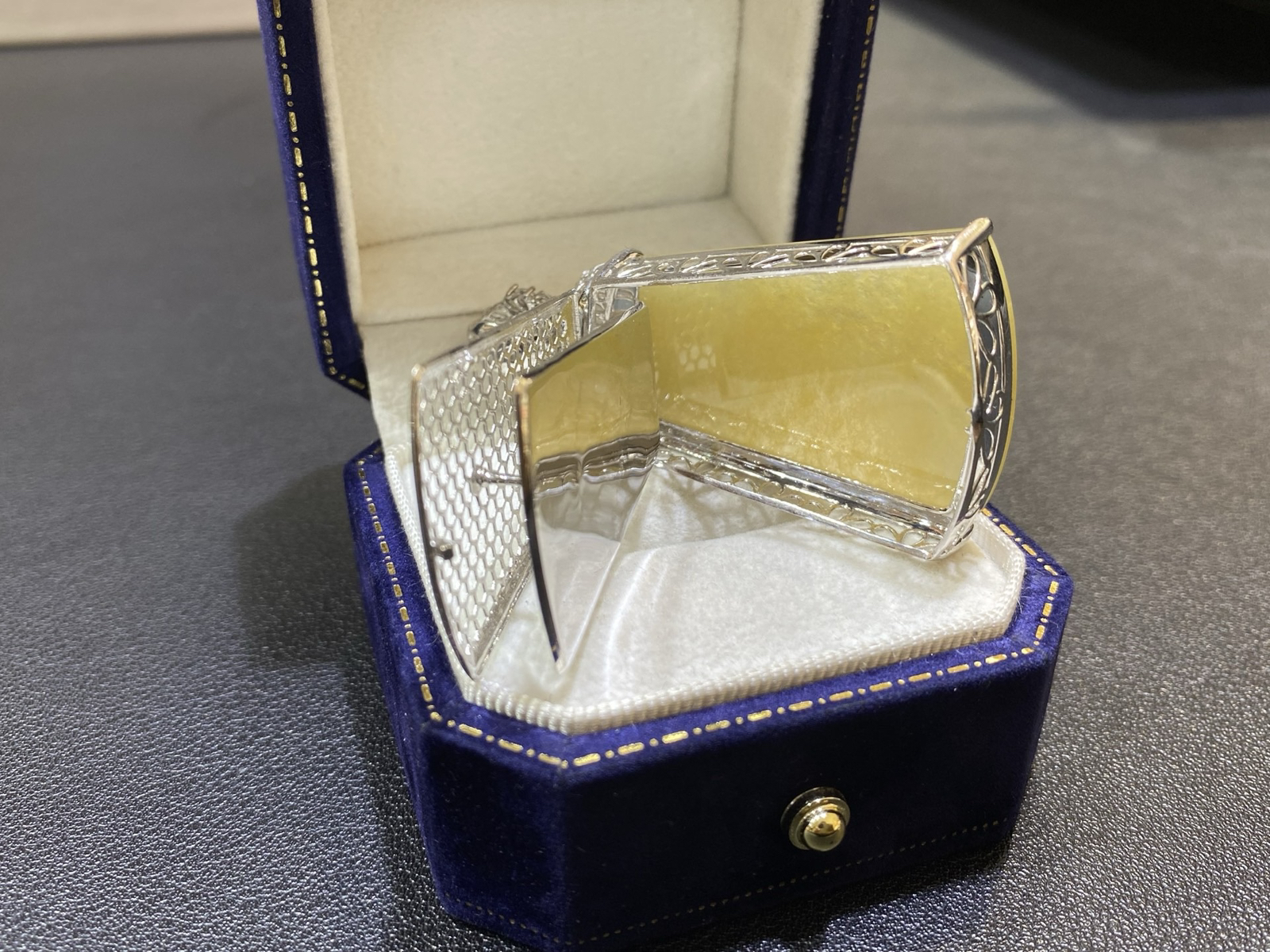 18Ｋ冰黄翡夏天柠檬黄无事牌吊坠

整体59.4/31.6/12.4
裸石43.8/31.6/3.4