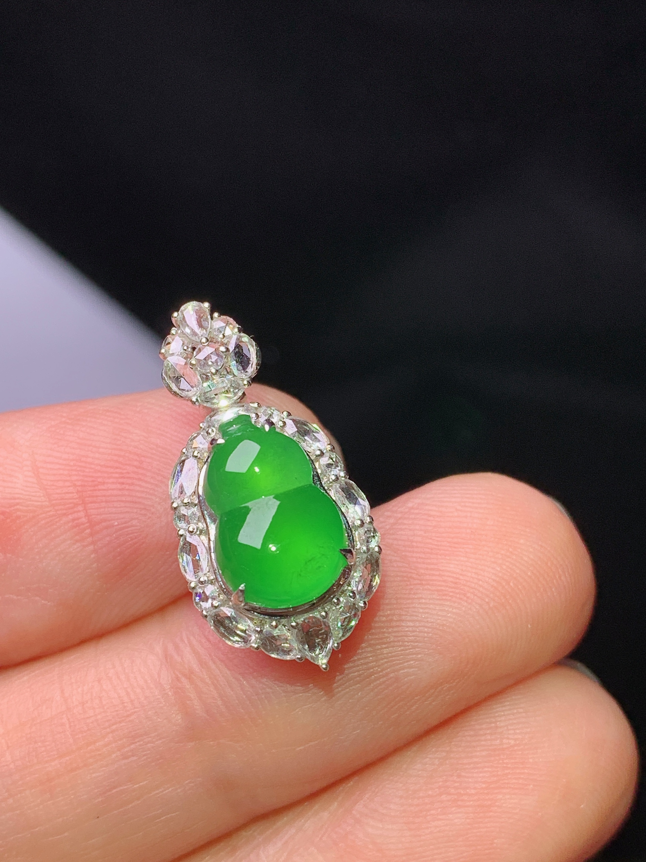 18k金钻镶嵌满绿葫芦吊坠 玉质细腻 色泽艳丽清新 水润亮眼 整体尺寸21.3*10.6*9.6y4