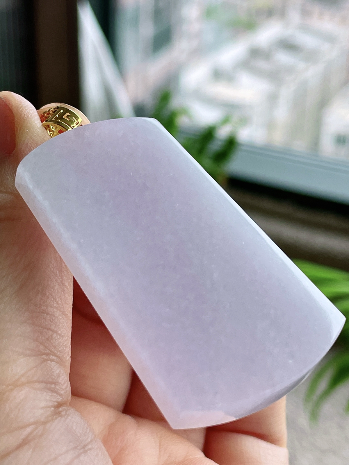 【镶嵌】冰紫底无事牌吊坠  
【说明】缅料 18k金镶嵌 性价比高  
【整体】59.5
【裸石】52.1-31.7-5.5