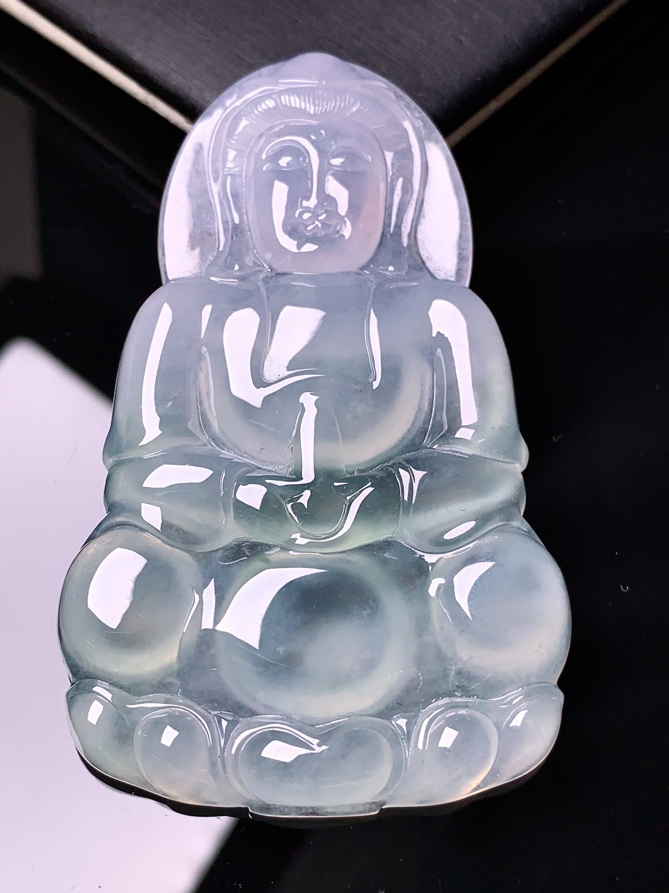 冰种飘绿观音菩萨吊坠 玉质细腻 色泽艳丽清新 水润亮眼 整体尺寸66*40.2*5.8y2