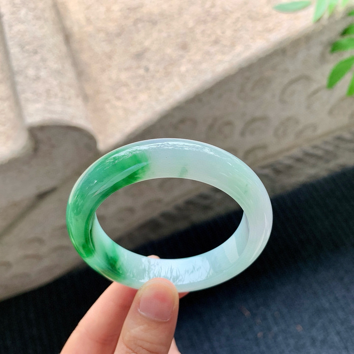 正圈51 52
【圈口】52.4/13.2/8.6
【描述】细糯飘辣绿，水润，种老，细腻，无纹裂！