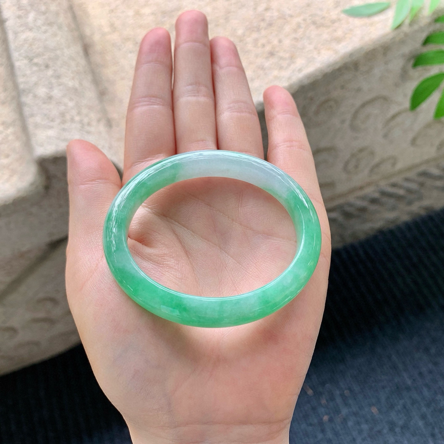 贵妃52 53
【圈口】53.1/45.2/9/7.5
【描述】阳绿，水润，种老，细腻，无纹裂！