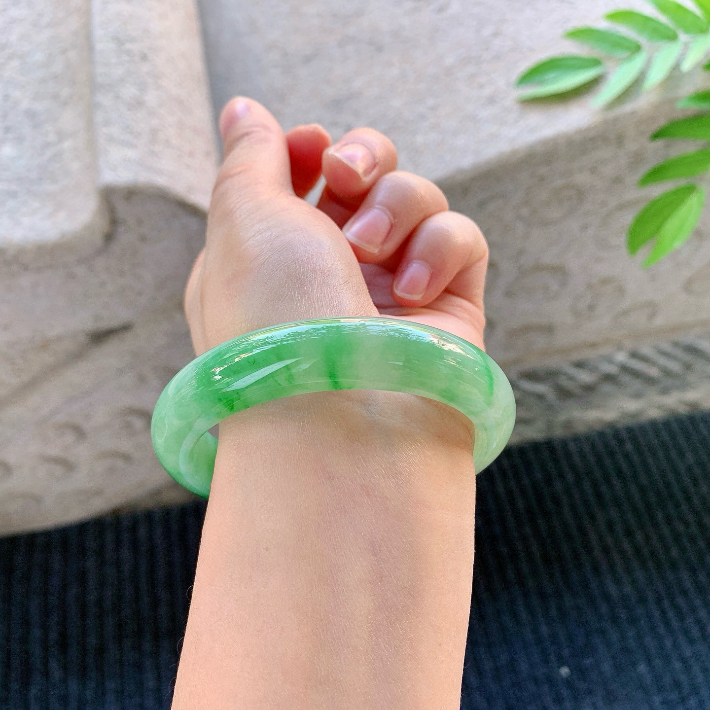 正圈55 56
【圈口】56.8/13/8.4
【描述】冰糯辣绿，水润，种老，细腻，无纹裂！