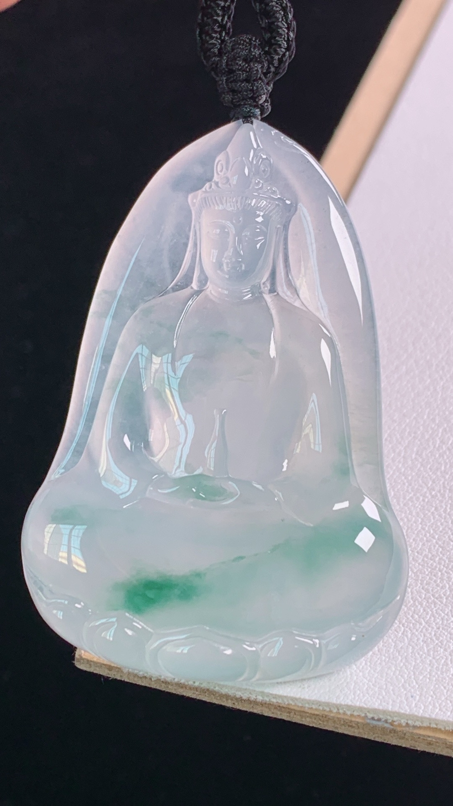 冰飘花观音
花色灵动，冰透起光
尺寸:51.1-36.3-5.8mm