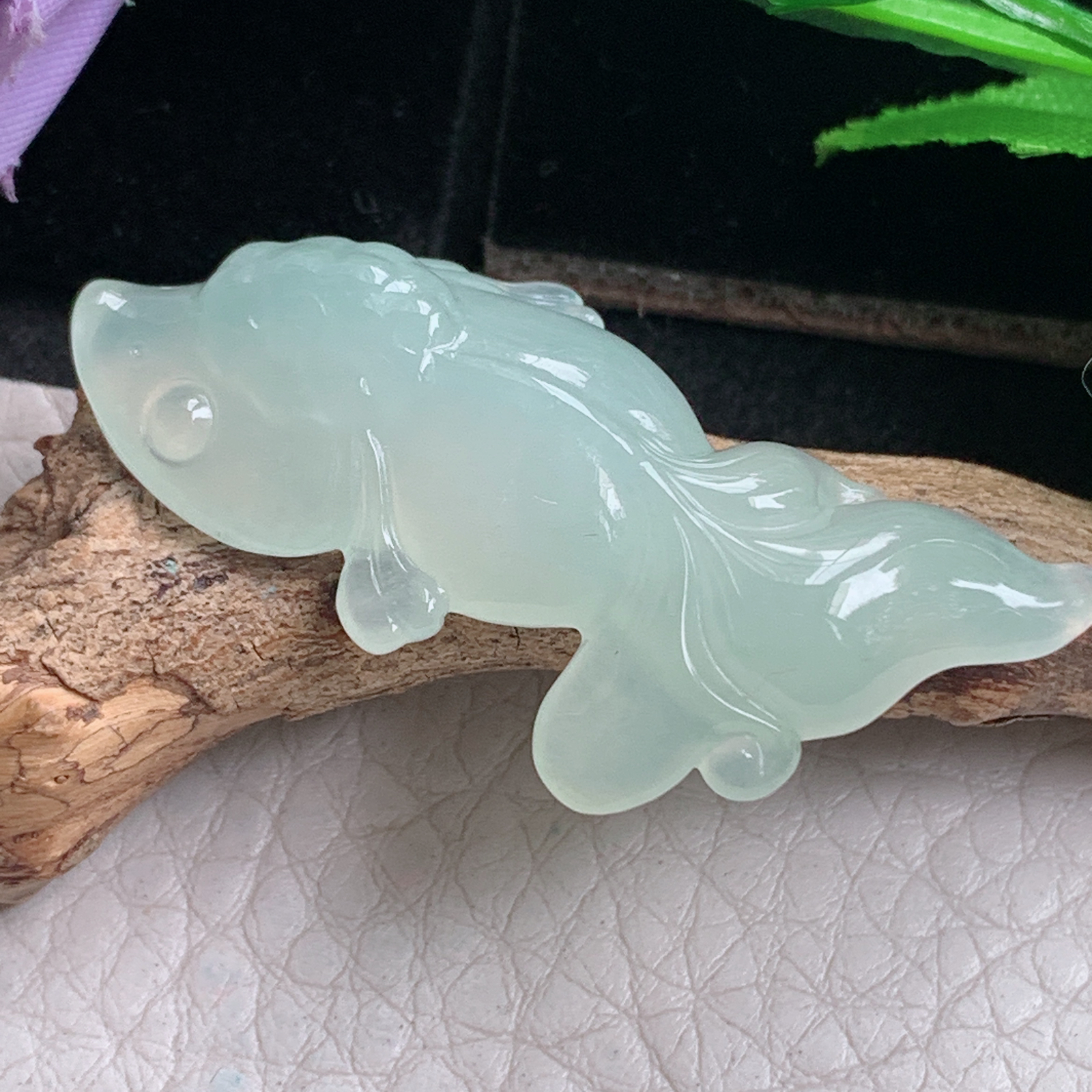 lz实拍45*19.6*8.8天然缅甸翡翠冰晴绿自由自在 鱼儿玉吊坠 玉挂件