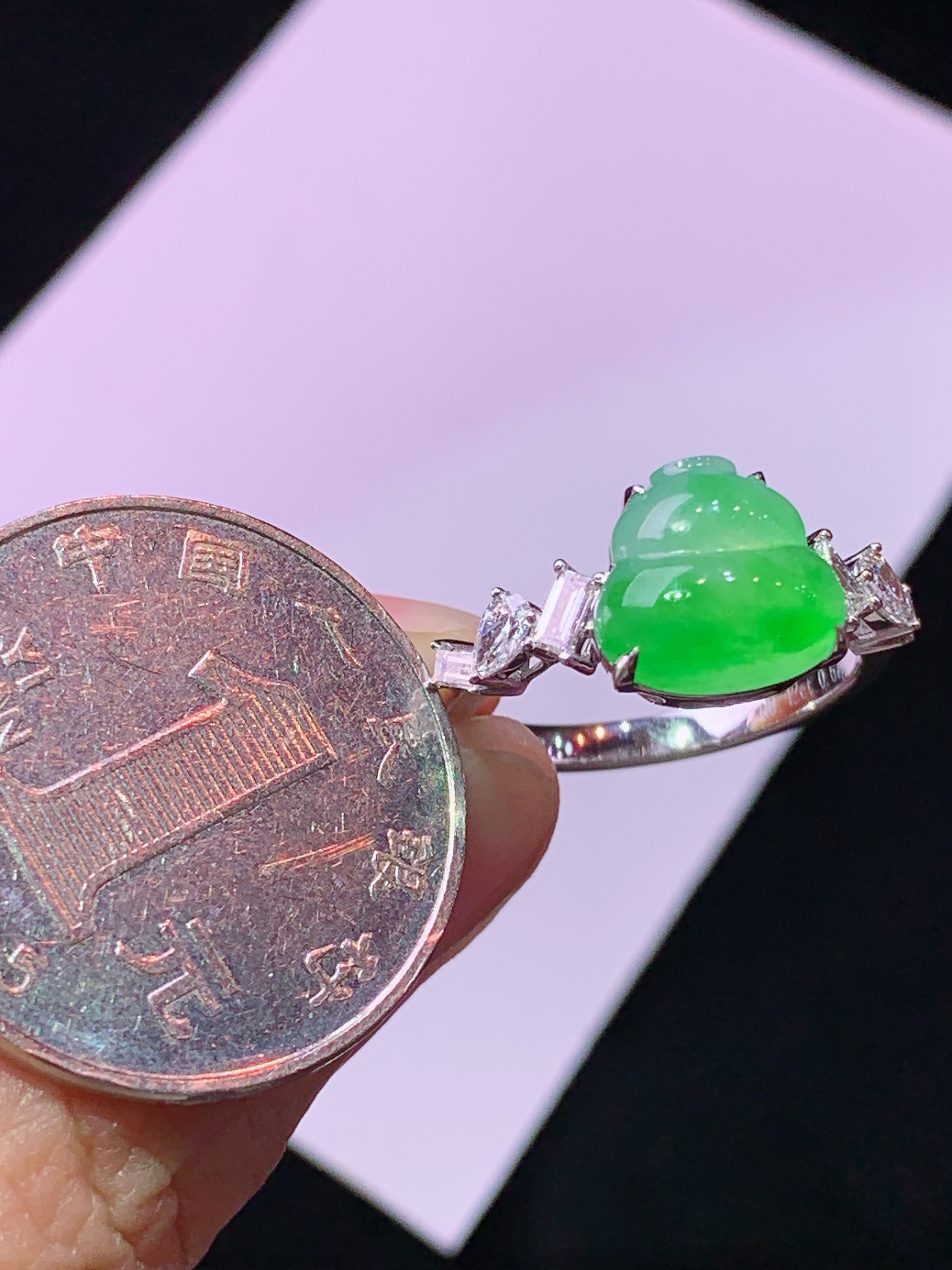 18k金钻镶嵌翠绿葫芦戒指 玉质细腻 色泽艳丽清新 水润亮眼 圈口14 裸石尺寸9.5*10*4m5