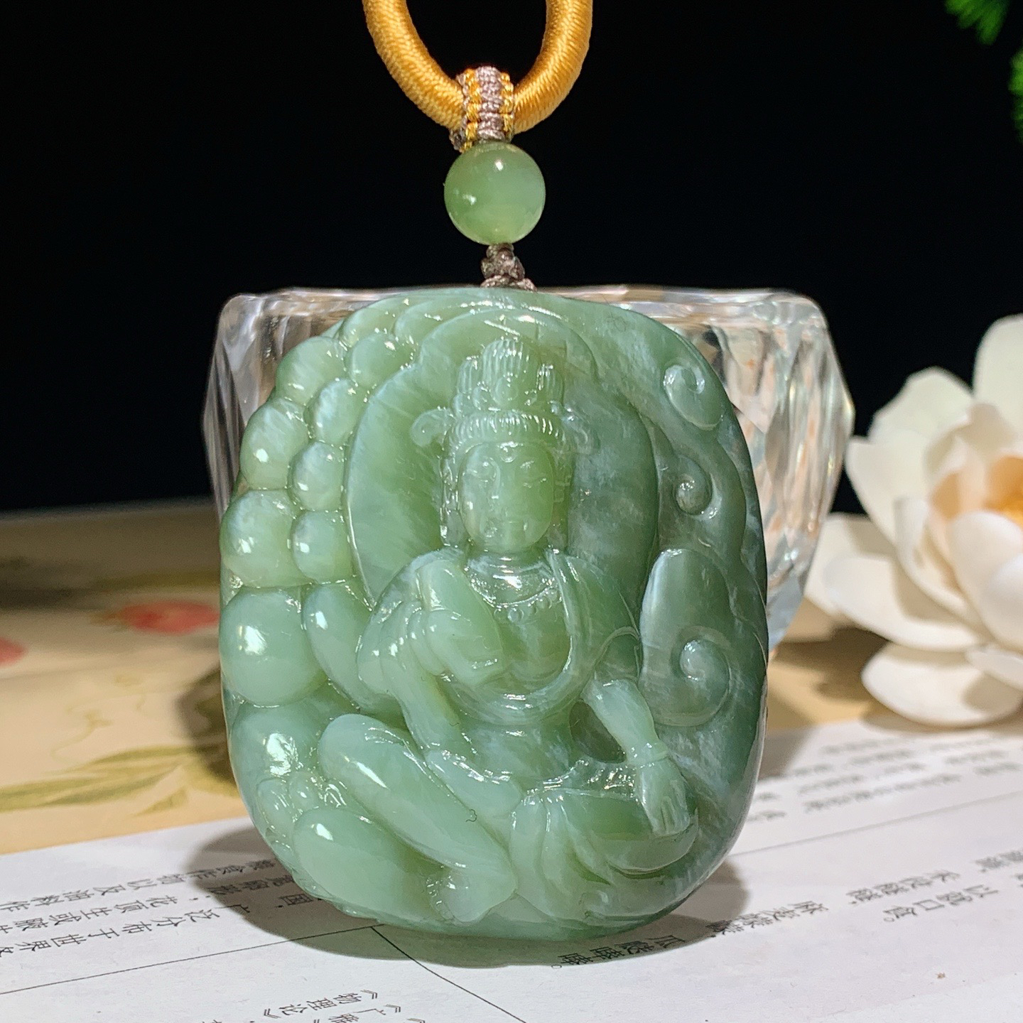 和田玉俄罗斯碧玉粉青猫眼观音挂件。尺寸51/43/19重69.8克 玉质细腻油润。手推出油。品相大气